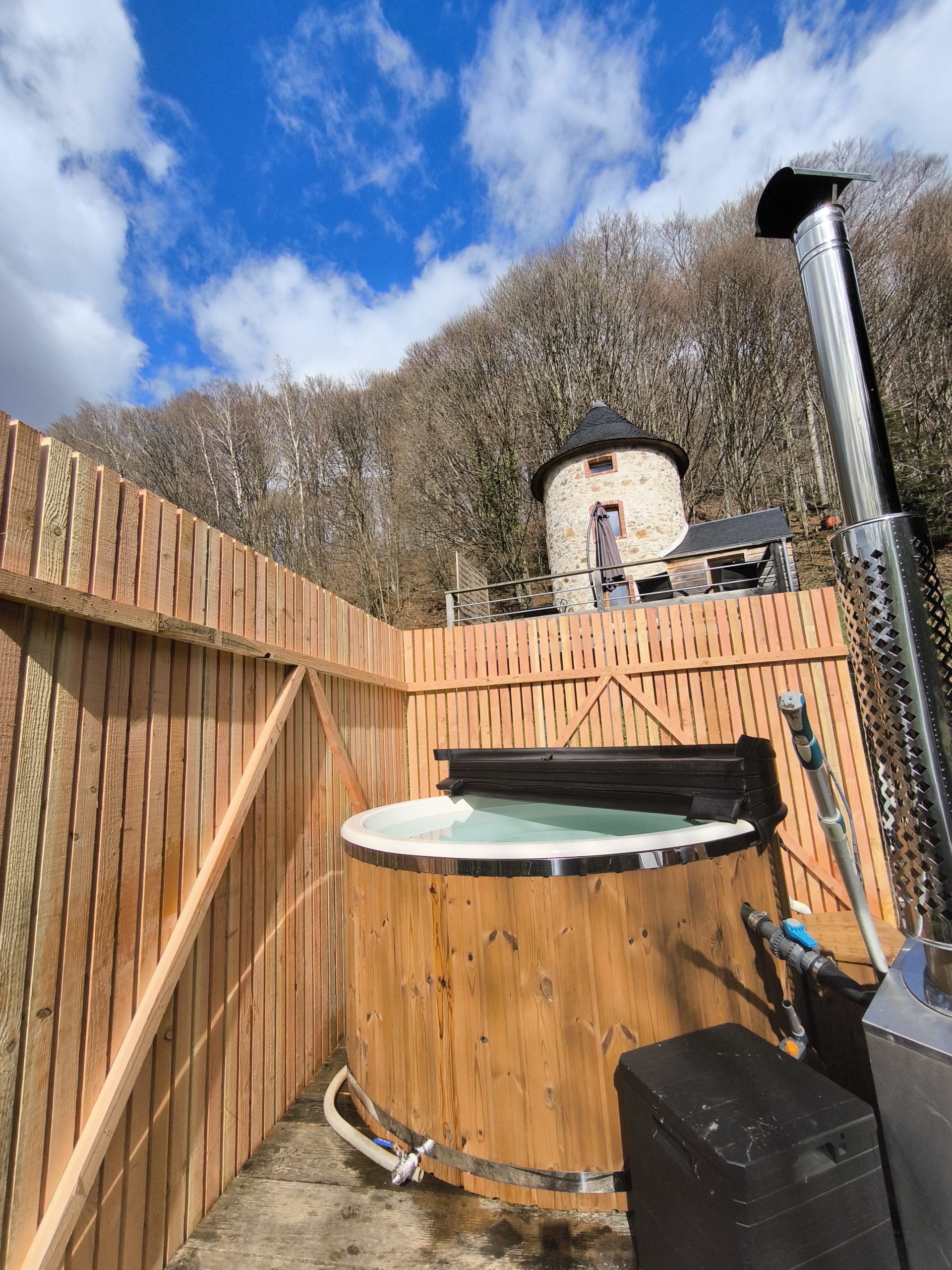 IMG_20250329_154336 (1) Hébergement insolite en Midi-Pyrénées avec un jacuzzi en bois et une tour en pierre.