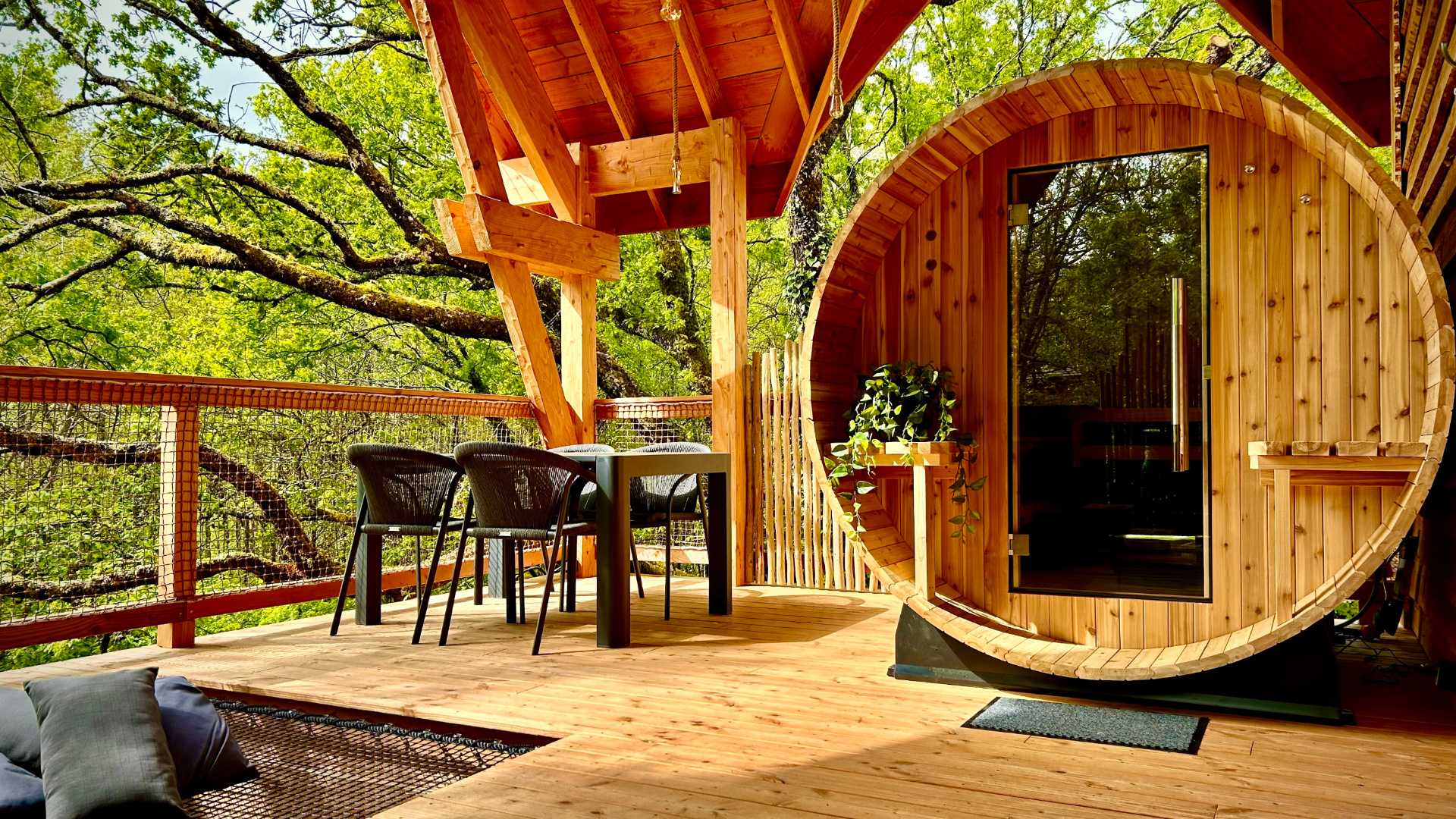 Sauna hammam jacuzzi toulouse cabane perchée Cabane en bois avec terrasse, offrant une vue sur la nature verdoyante.