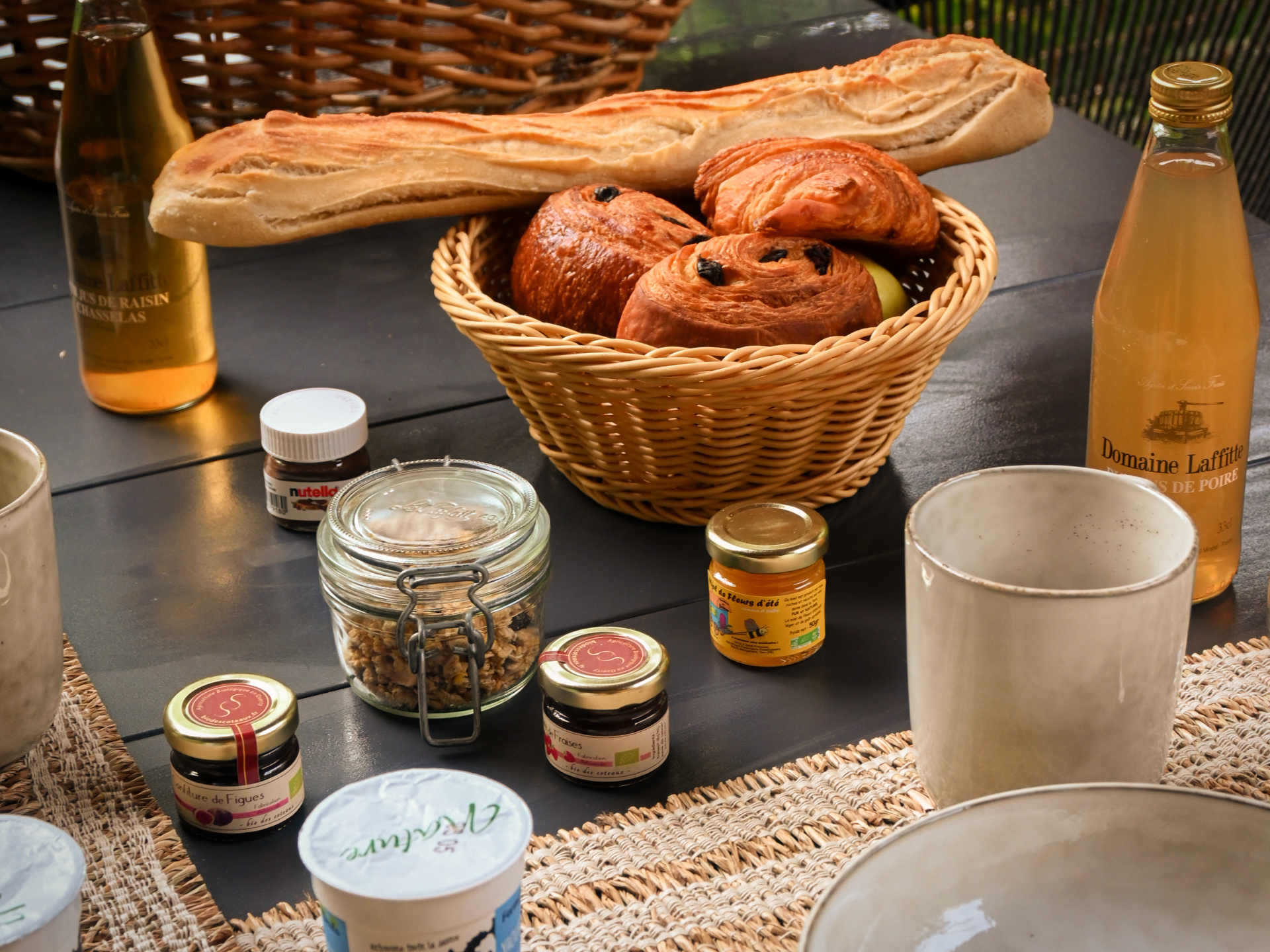 Spa sauna jacuzzi croissants la male Hébergement insolite en Midi-Pyrénées avec un panier de viennoiseries et boissons locales.