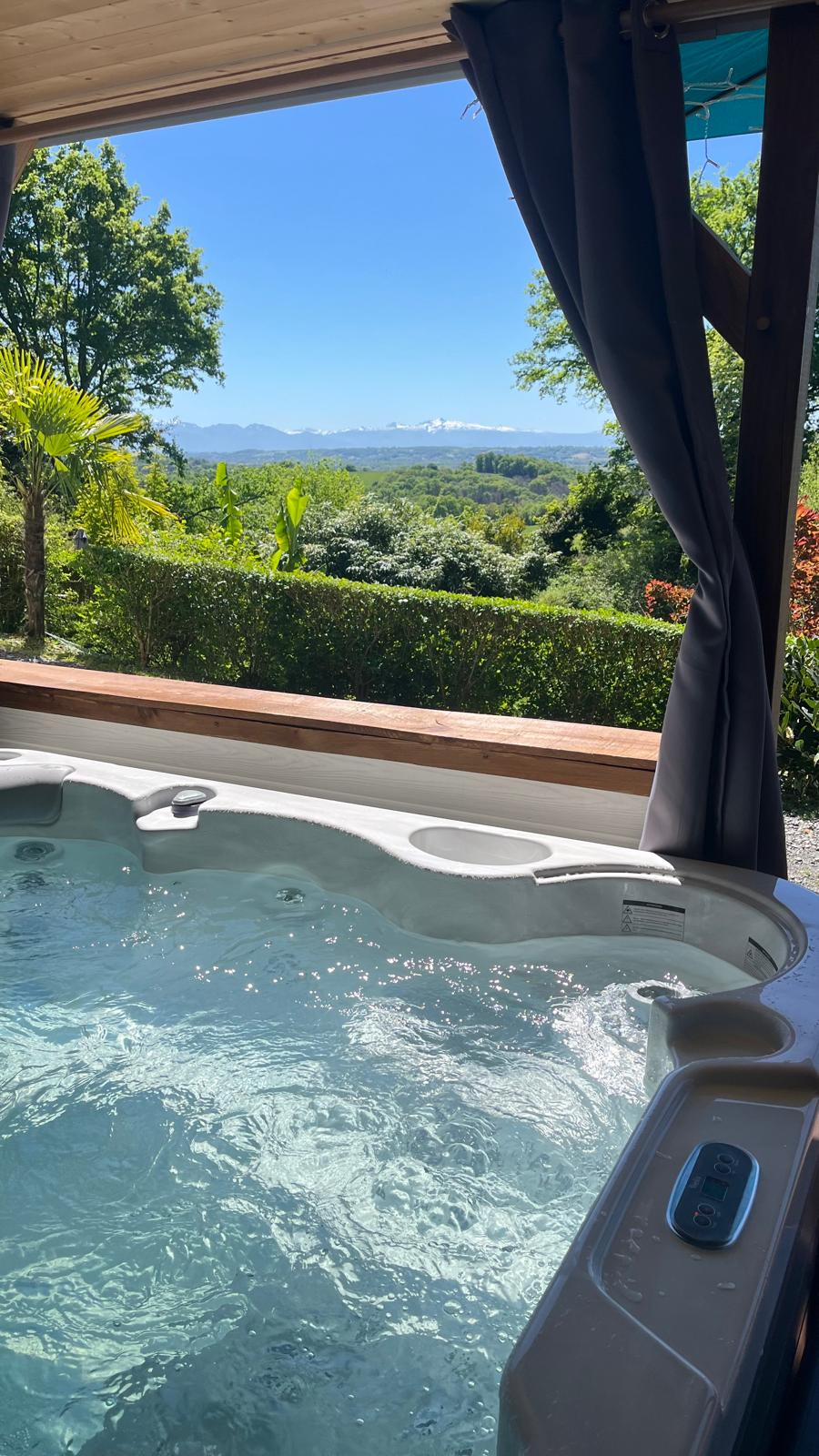 WhatsApp Image 2025-03-20 at 12.18.54 (3) Hébergement insolite en Aquitaine avec jacuzzi et vue panoramique sur la nature.