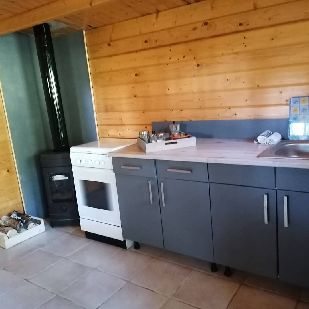 100536379_780552089420803_6830017037465550848_n Hébergement insolite en bois à Champagne-Ardenne, avec cuisine moderne et poêle à bois.