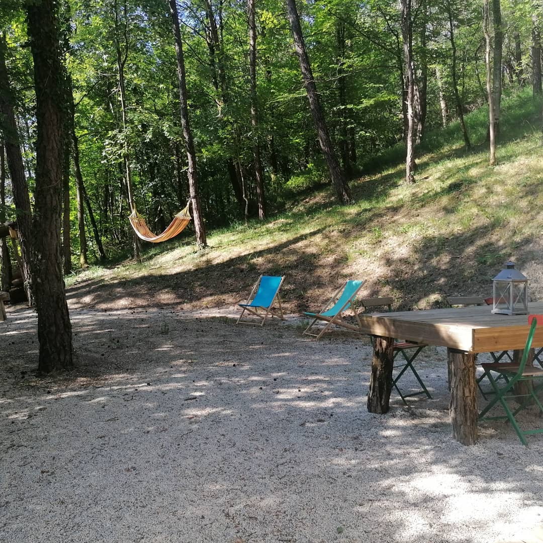 101257089_780523366090342_9111974290437177344_n Hébergement insolite en pleine nature avec chaises longues et hamac dans les arbres.