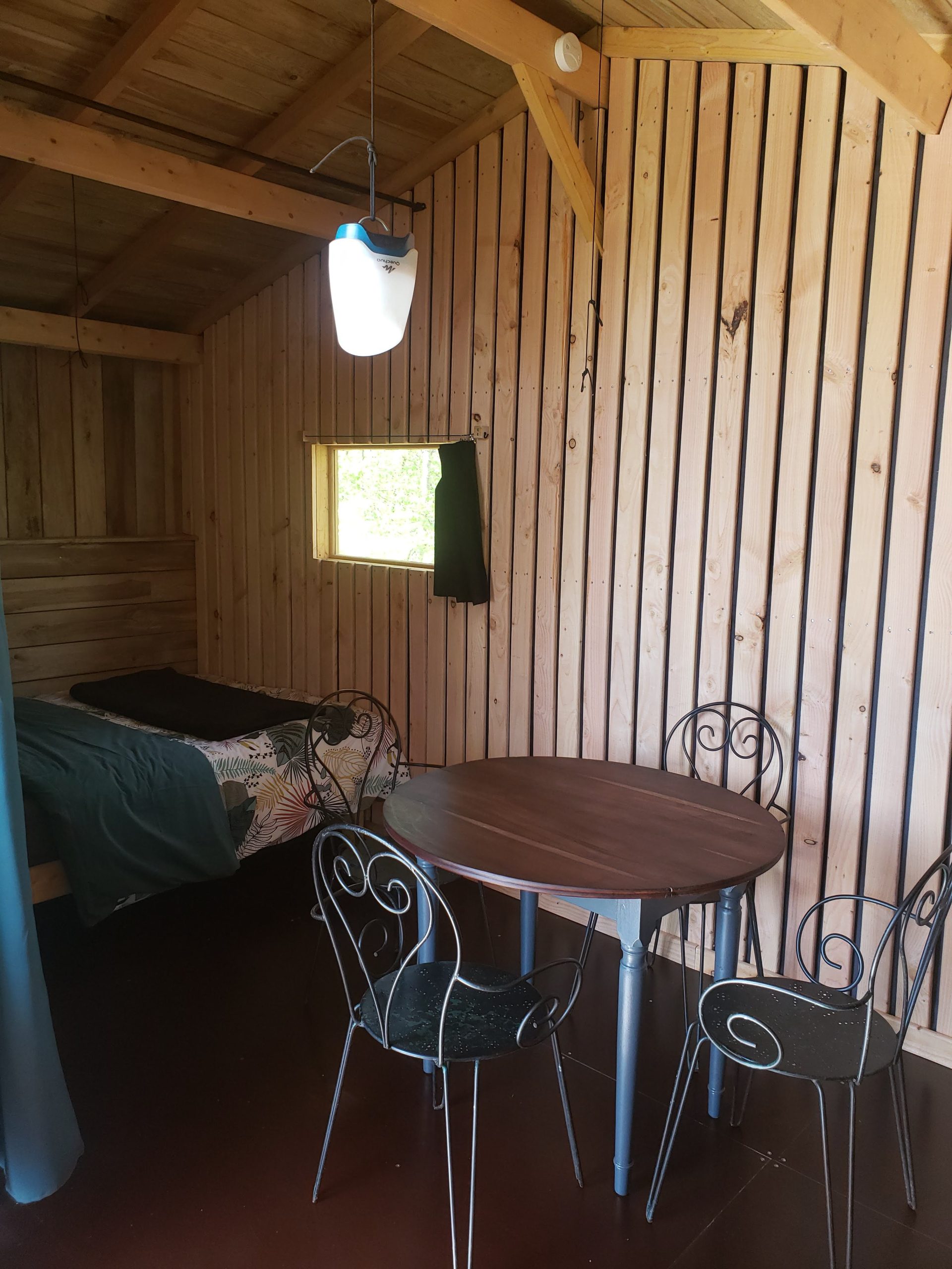 20250410_122708 Cabane en bois à Haute-Normandie, avec lit confortable et table ronde.