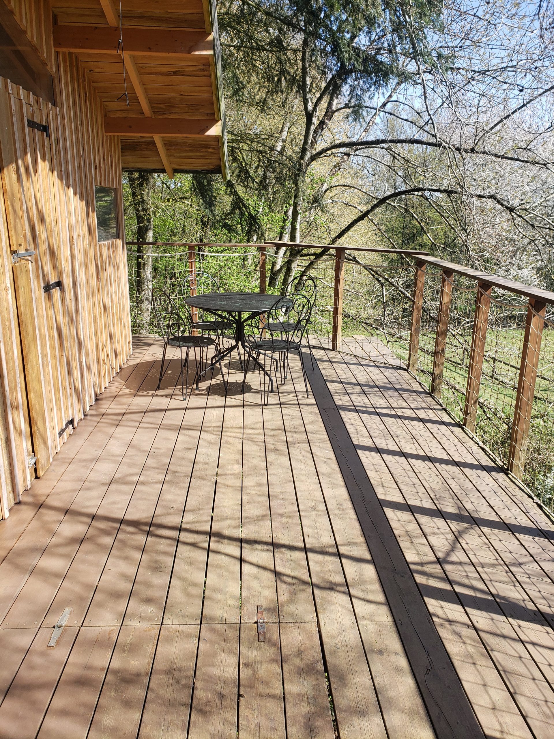 20250410_123315 Cabane perchée en Haute-Normandie avec terrasse en bois et vue sur la nature.