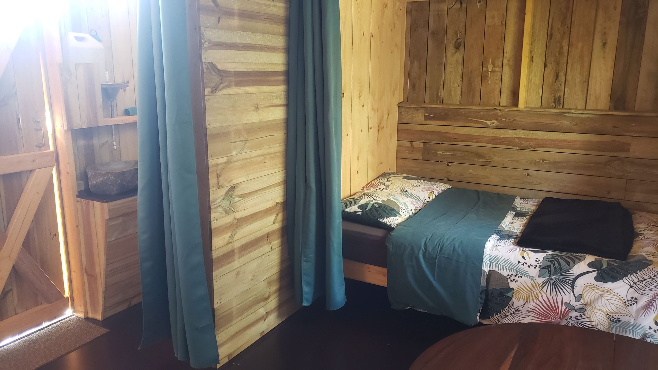 20250410_123531 Hébergement insolite en bois en Haute-Normandie, avec lit douillet et décoration naturelle.