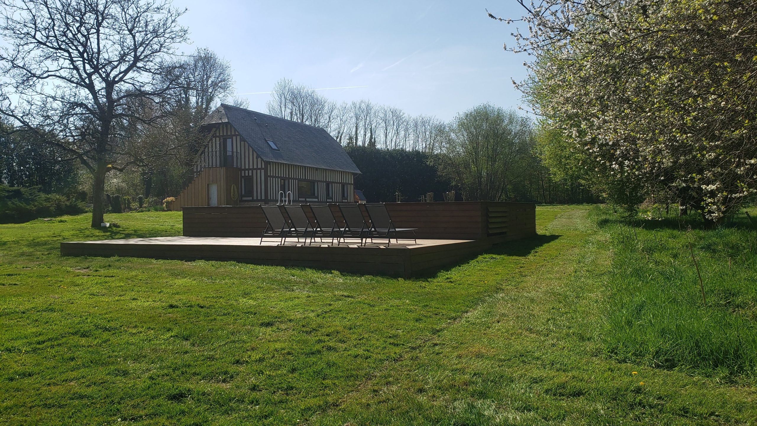 20250410_124127 Hébergement insolite en Haute-Normandie, maison à colombages avec terrasse en bois.