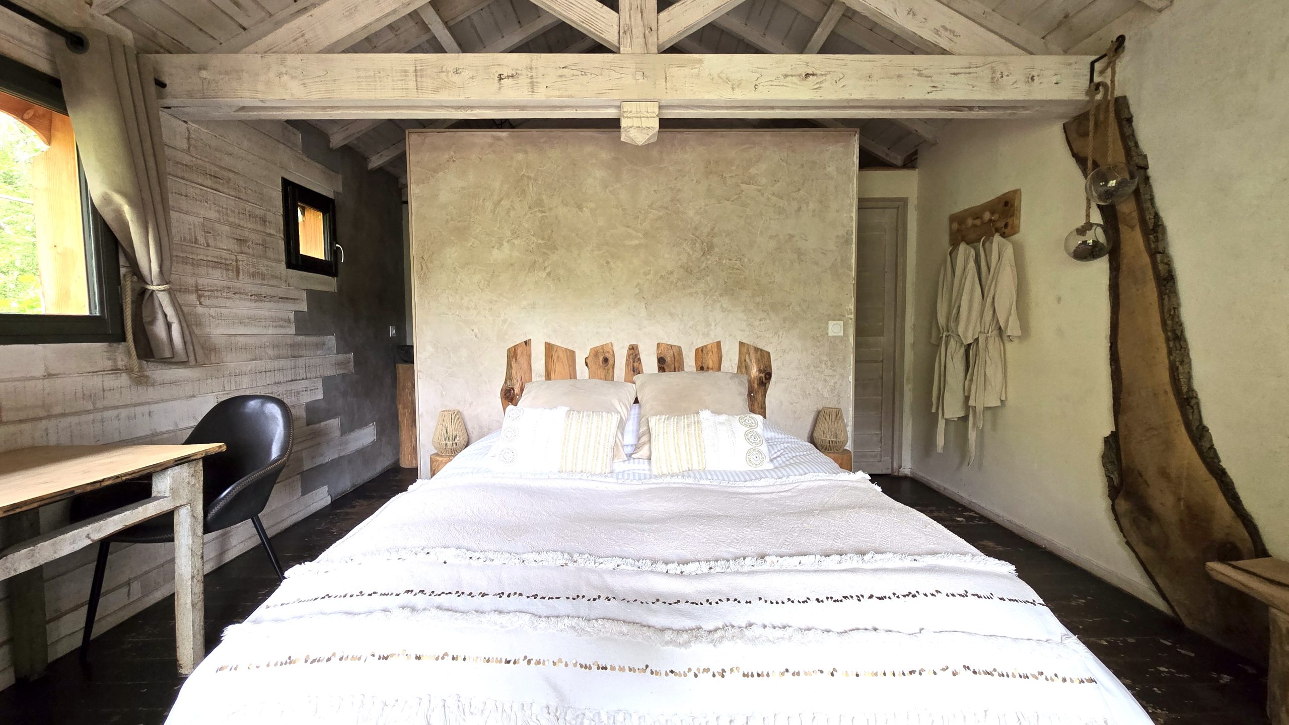 20250519_162746 Chalet en bois dans les Alpes, avec un lit douillet et des murs en pierre.