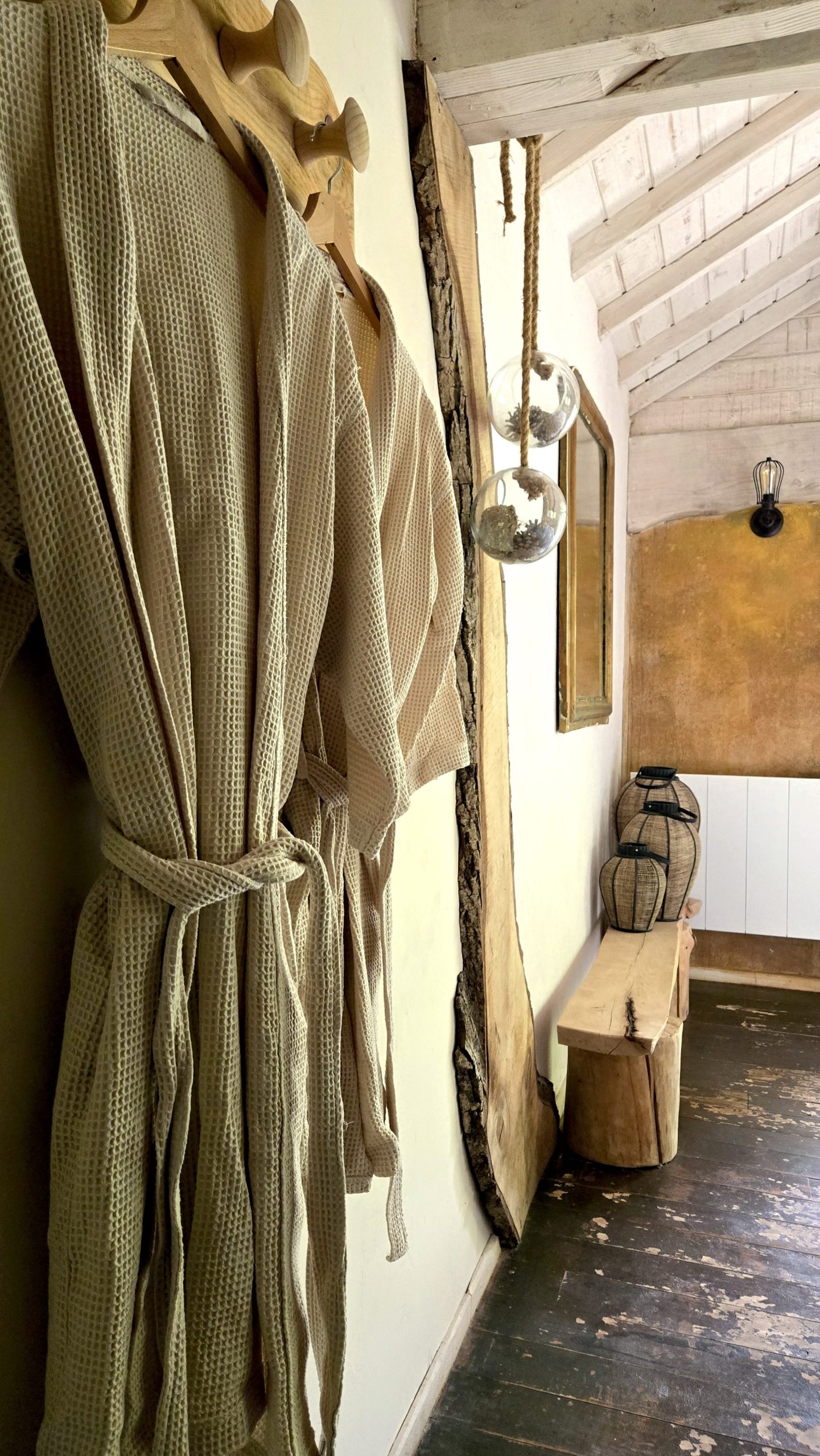 20250519_163358 2 Hébergement insolite en Provence-Alpes-Côte dAzur avec peignoirs suspendus et décor chaleureux.