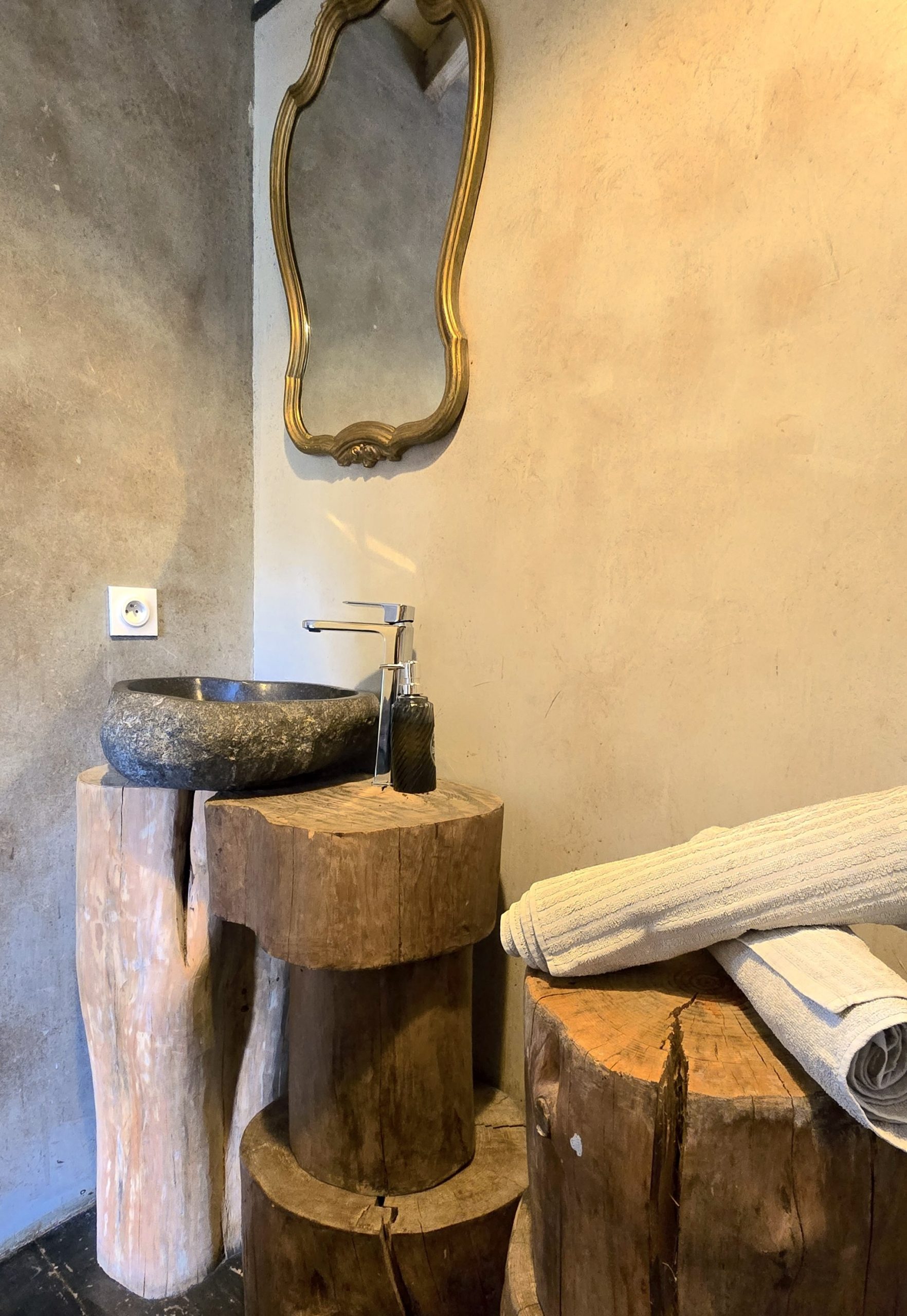 20250519_163618 2 Hébergement insolite en Provence-Alpes-Côte dAzur avec lavabo en pierre sur troncs de bois.