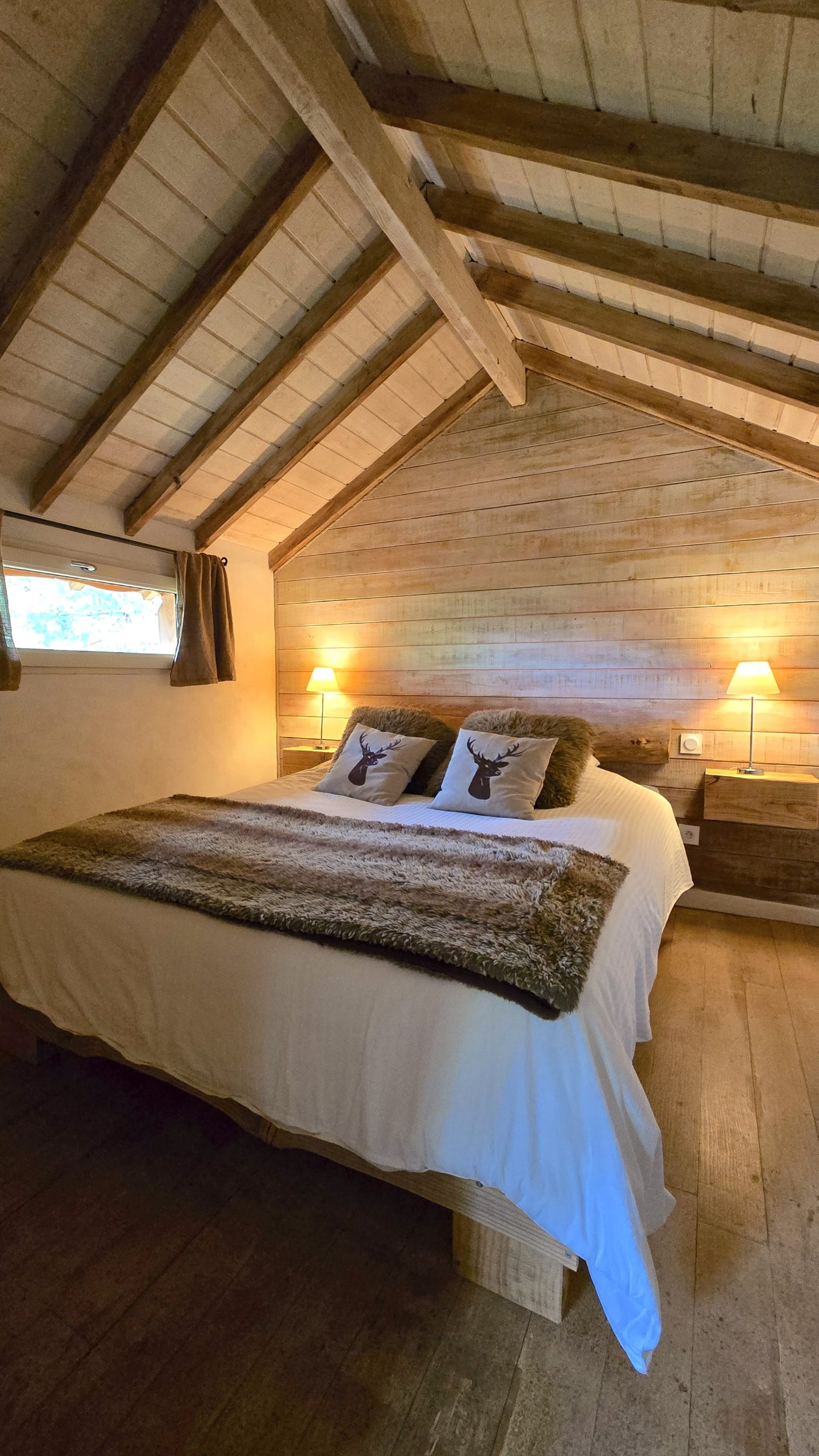 20250519_164128 Chalet en bois cosy avec lit douillet et décoration chaleureuse en Provence-Alpes-Côte dAzur.