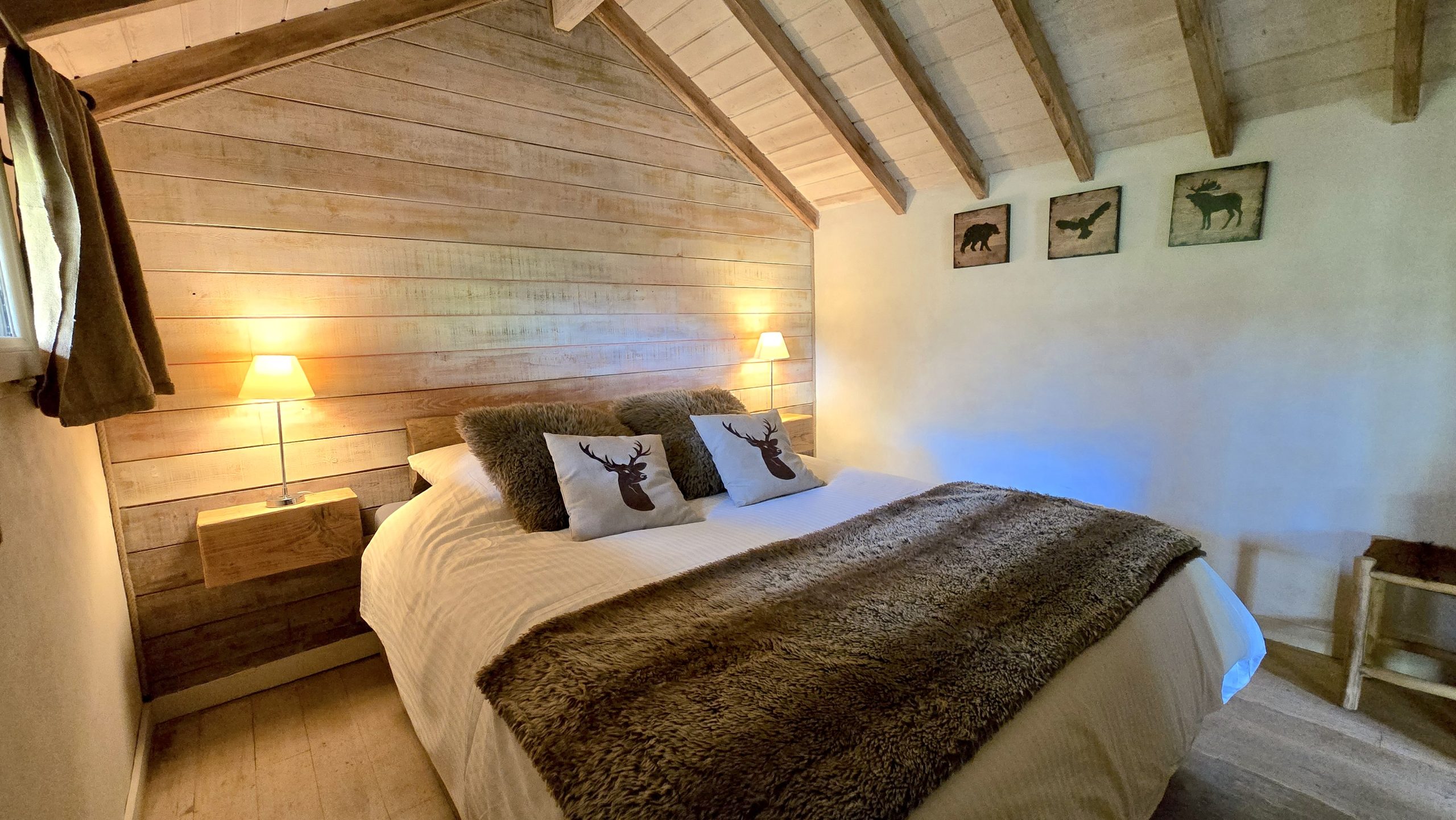 20250519_164310 Chalet en bois chaleureux avec lit douillet et décor animalier à Provence-Alpes-Côte dAzur.