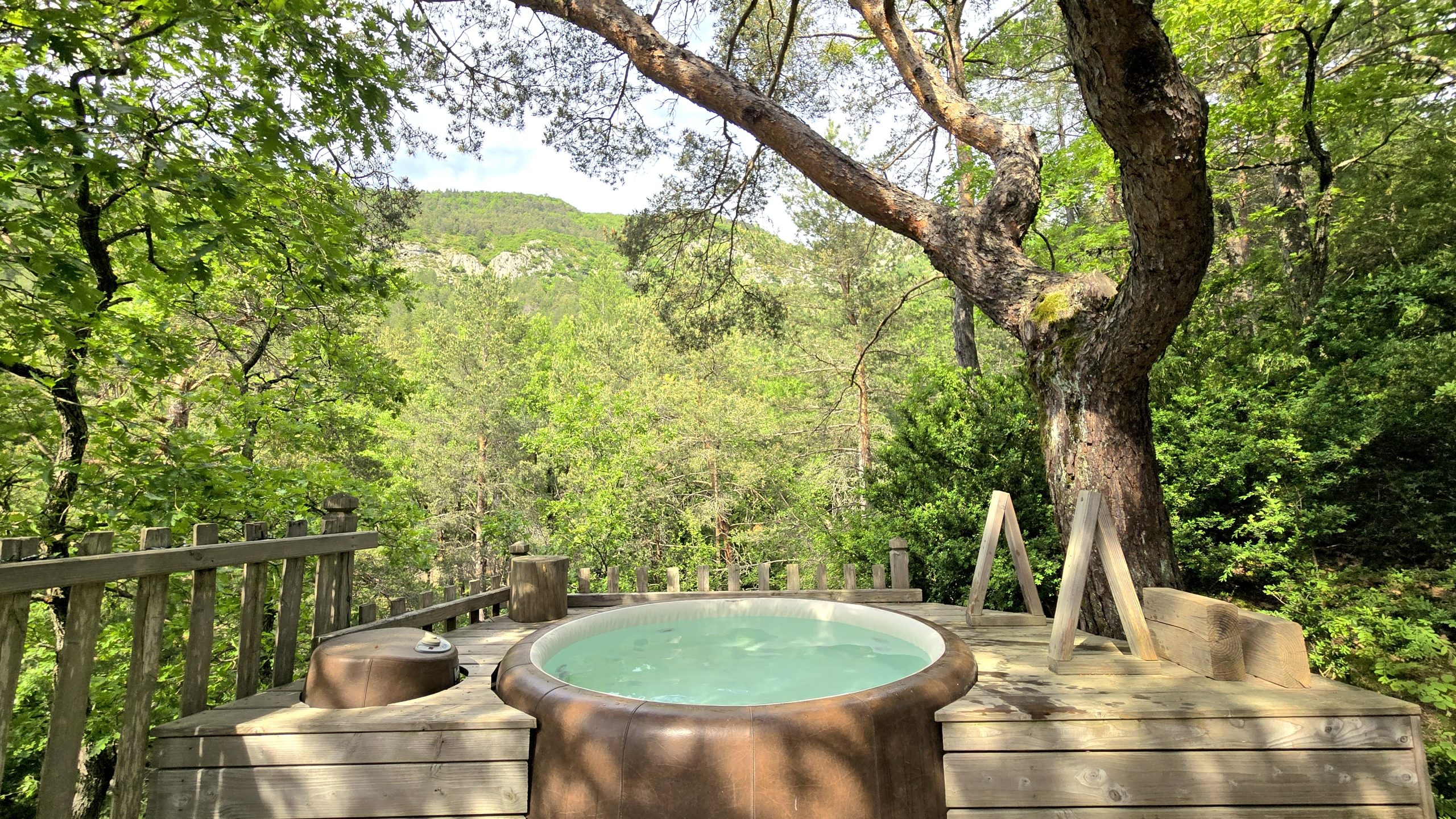 20250519_170010 Hébergement insolite en Provence-Alpes-Côte dAzur avec jacuzzi en pleine nature.