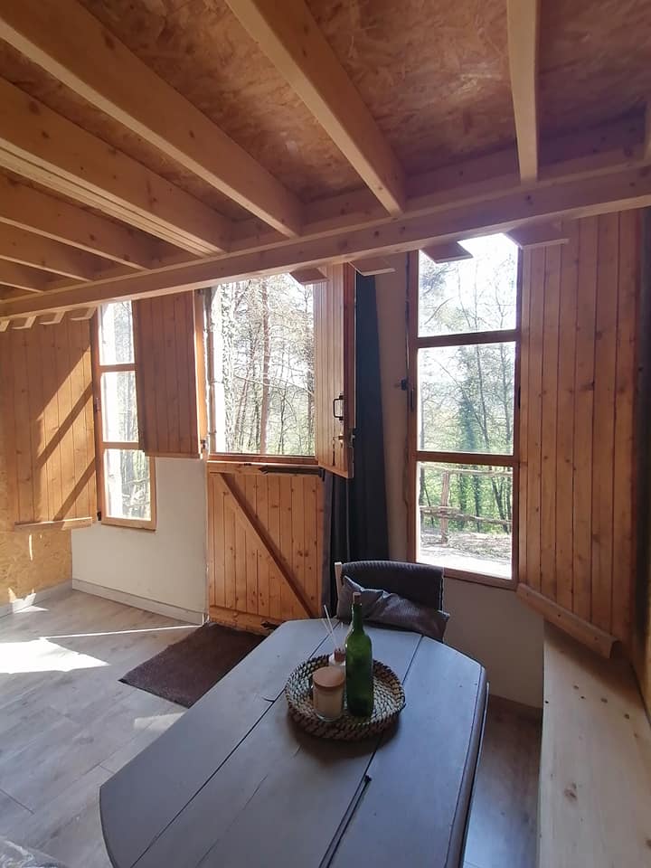 276165249_397917225670267_5500532308654815062_n Hébergement insolite en bois à Champagne-Ardenne, avec fenêtres ouvertes sur la nature.