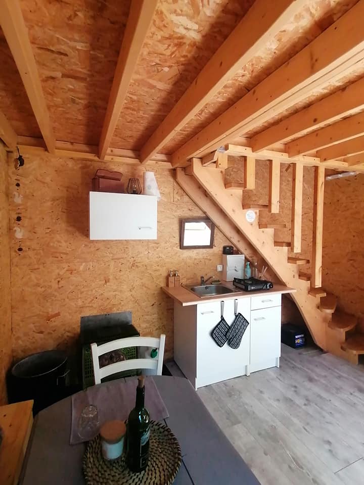 286650075_430784039050252_4106043397212158679_n Hébergement insolite à Champagne-Ardenne : cabane en bois avec cuisine moderne et mezzanine.