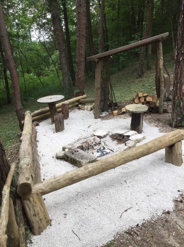 37040369_286064422202908_6158873228610633728_n Hébergement insolite en pleine nature avec coin feu et tables en bois.