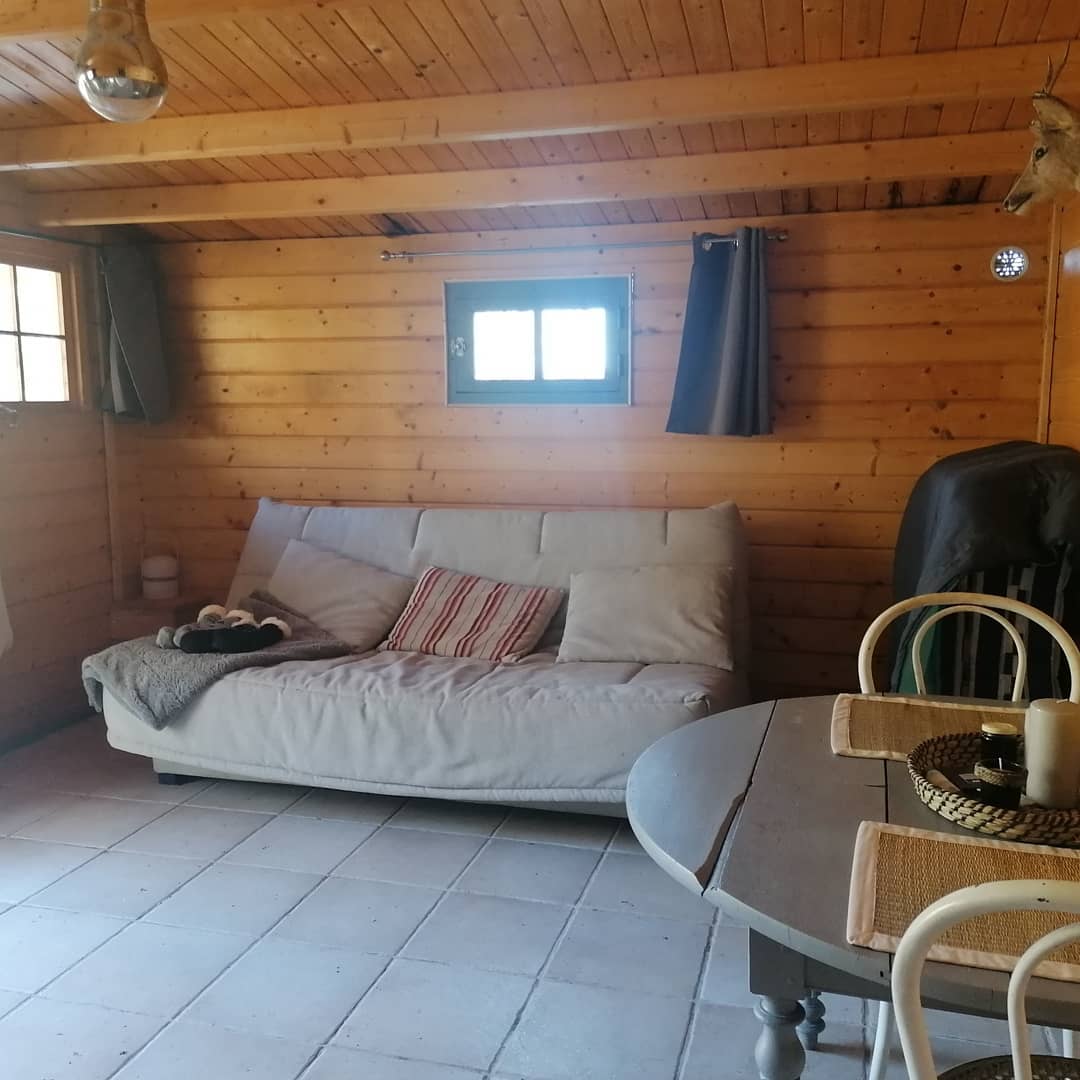94229413_752938368848842_6954291843160866816_n Cabane en bois à Champagne-Ardennes, avec un canapé confortable et un décor chaleureux.