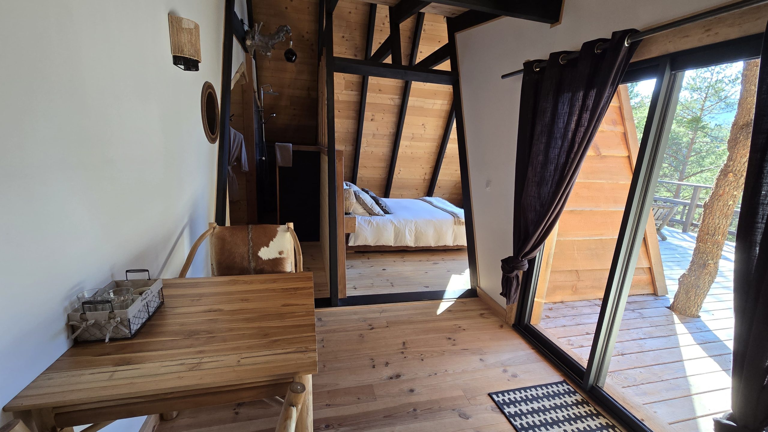 Copie de 20250203_141841 Cabane en bois avec vue sur la nature, intérieur chaleureux et lumineux.