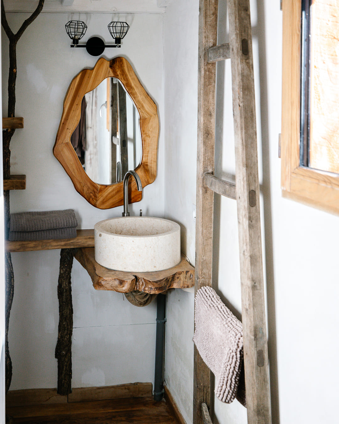 Copie de 5X2A9443 Hébergement insolite en Provence-Alpes-Côte dAzur avec lavabo en pierre et miroir en bois.