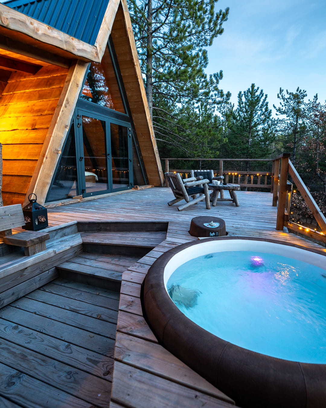 Copie de 5X2A9811 Cabane en bois avec jacuzzi sur une terrasse en bois, entourée de nature.