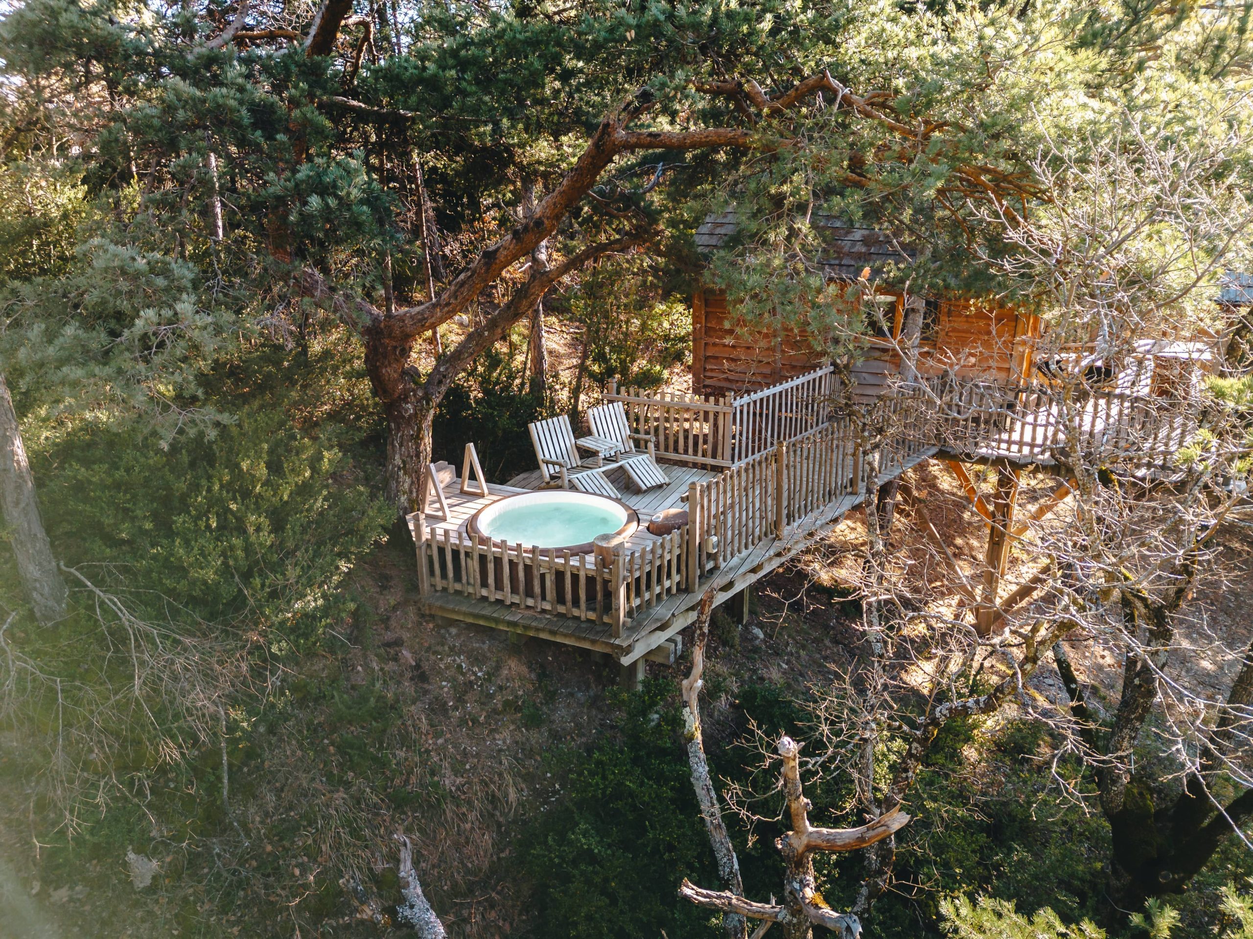 Copie de Version web-115 Cabane dans les arbres avec jacuzzi, perchée au cœur de la nature provençale.