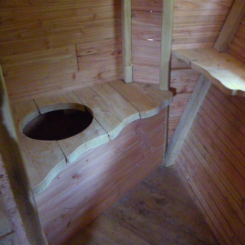 Grand hêtre3 Cabane en bois avec toilettes sèches, ambiance rustique et chaleureuse. Parfait pour un séjour