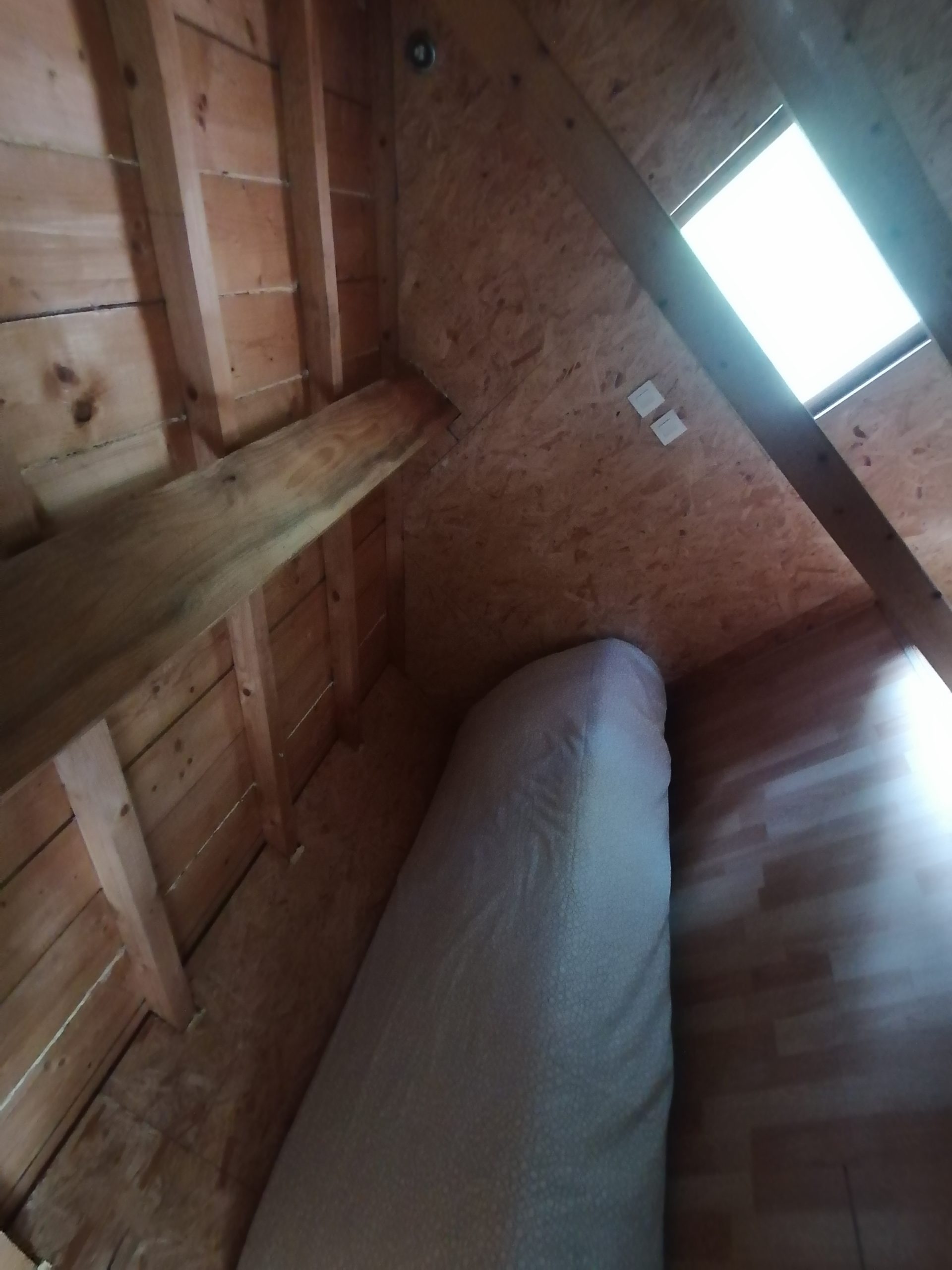 IMG_20230722_154406 Cabane en bois à Champagne-Ardennes, avec un lit confortable sous un velux.