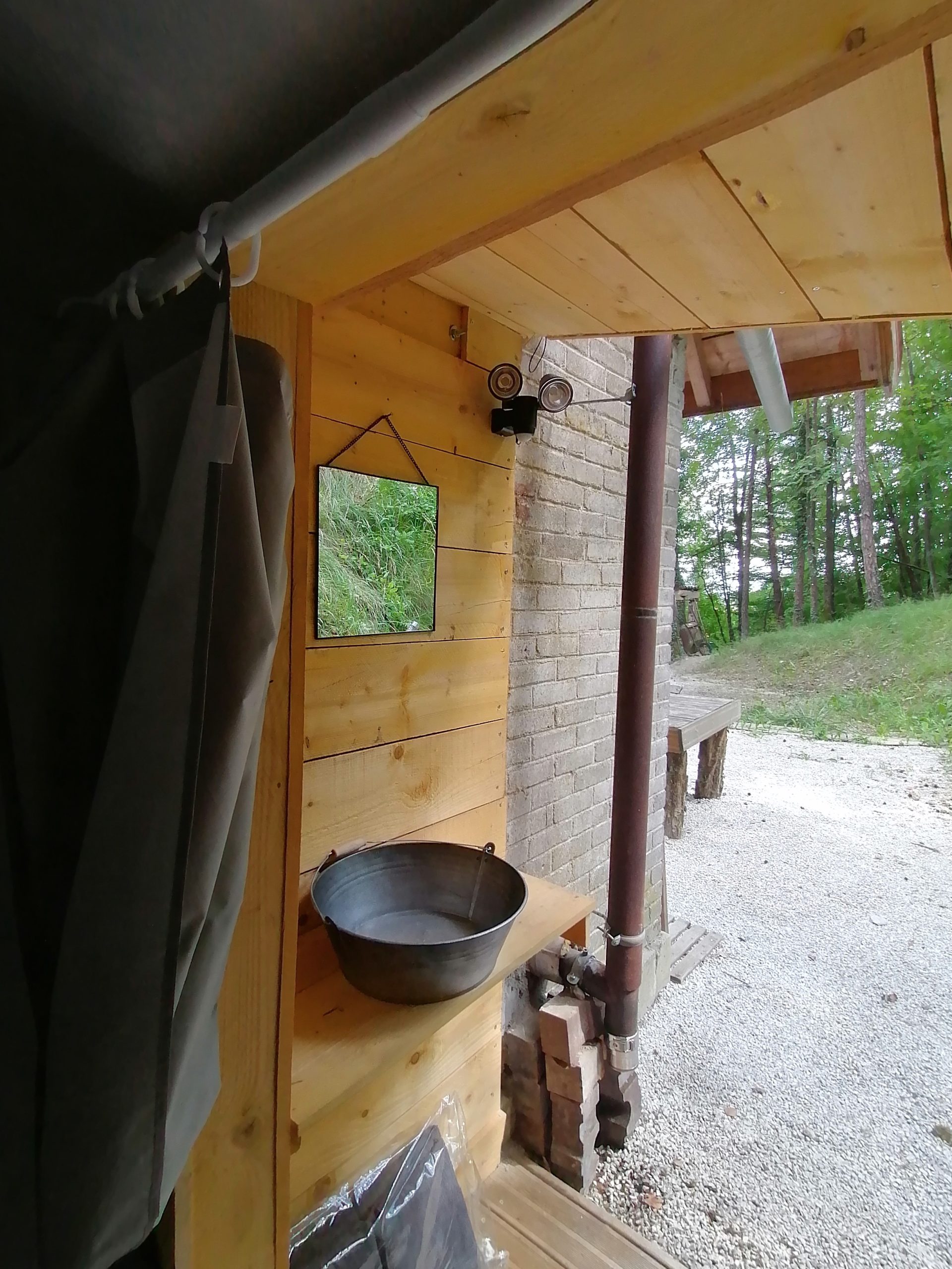 IMG_20230722_161355 Hébergement insolite en bois avec un lavabo en métal et vue sur la nature.