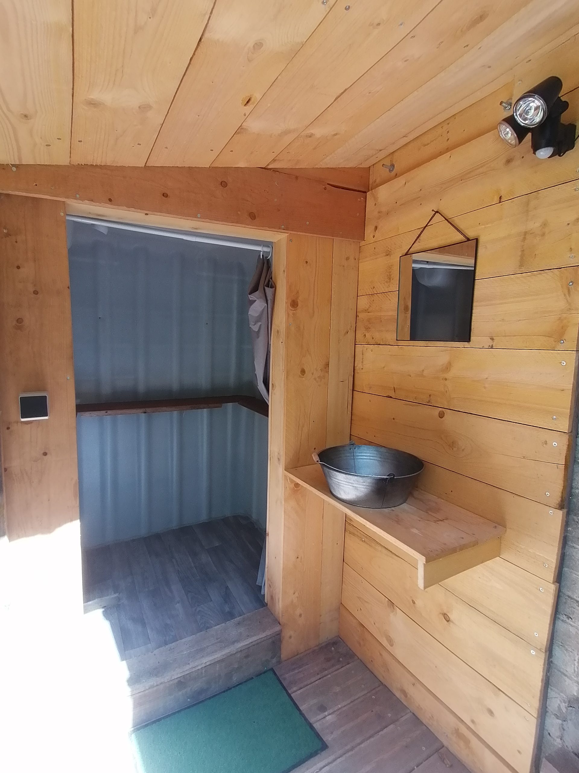 IMG_20230827_130231 Hébergement insolite en bois à Champagne-Ardennes, avec un lavabo en métal et un intérieur