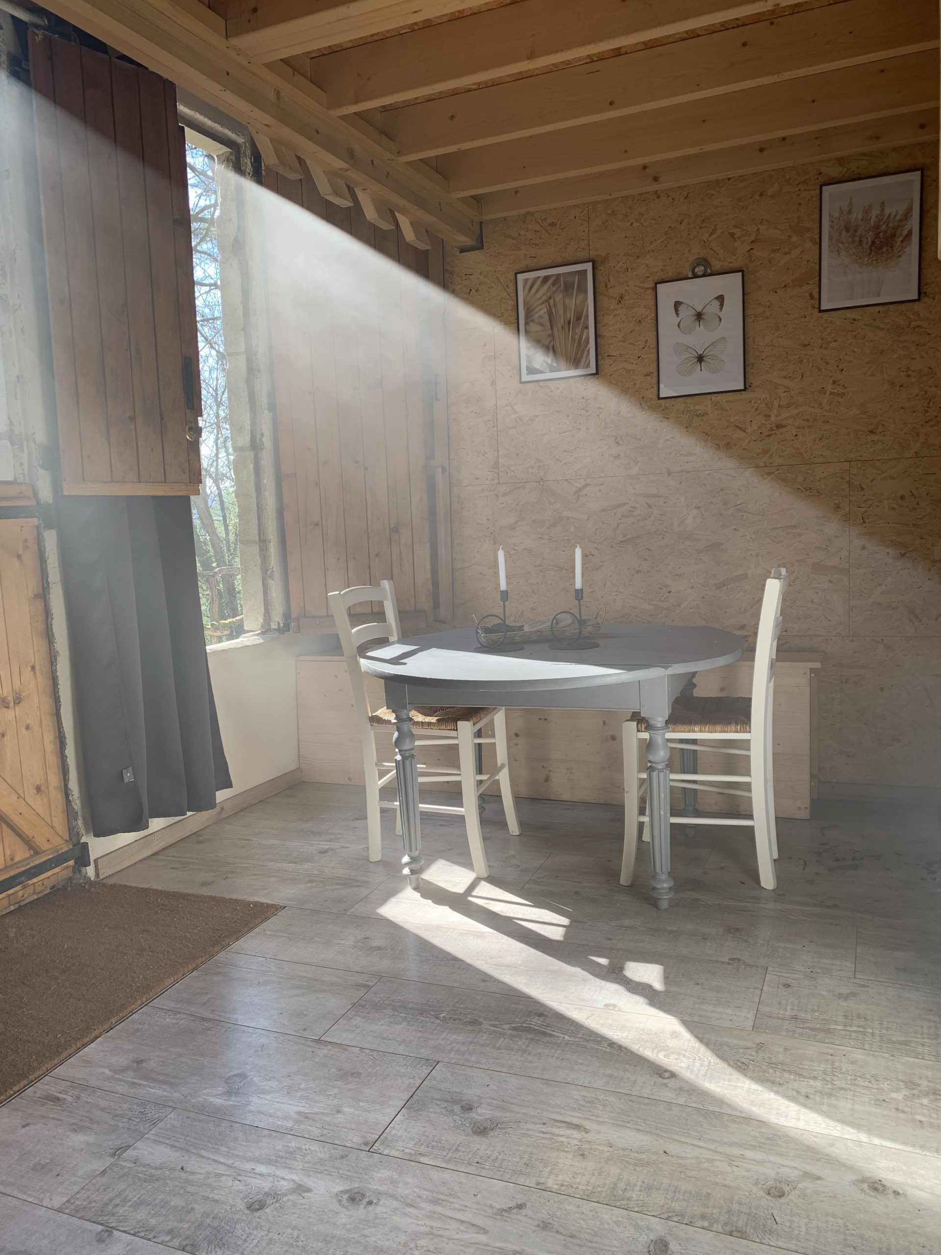 IMG_2625 Hébergement insolite en Champagne-Ardenne, intérieur lumineux avec une table et des chaises