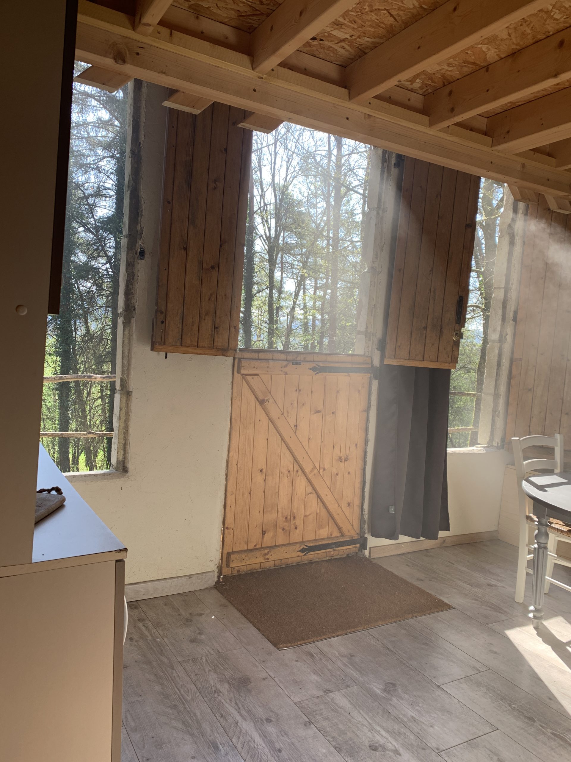 IMG_2626 Hébergement insolite en Champagne-Ardenne, intérieur lumineux avec portes en bois.