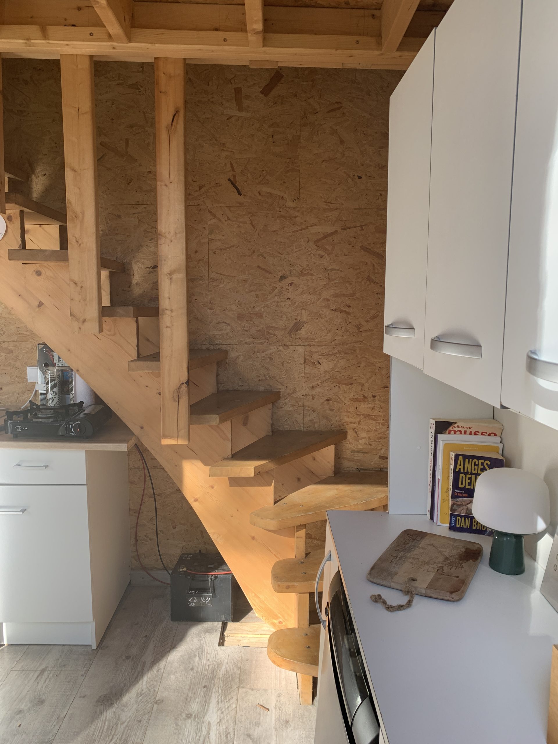 IMG_2628 Escalier en bois menant à une mezzanine dans un hébergement insolite et moderne.