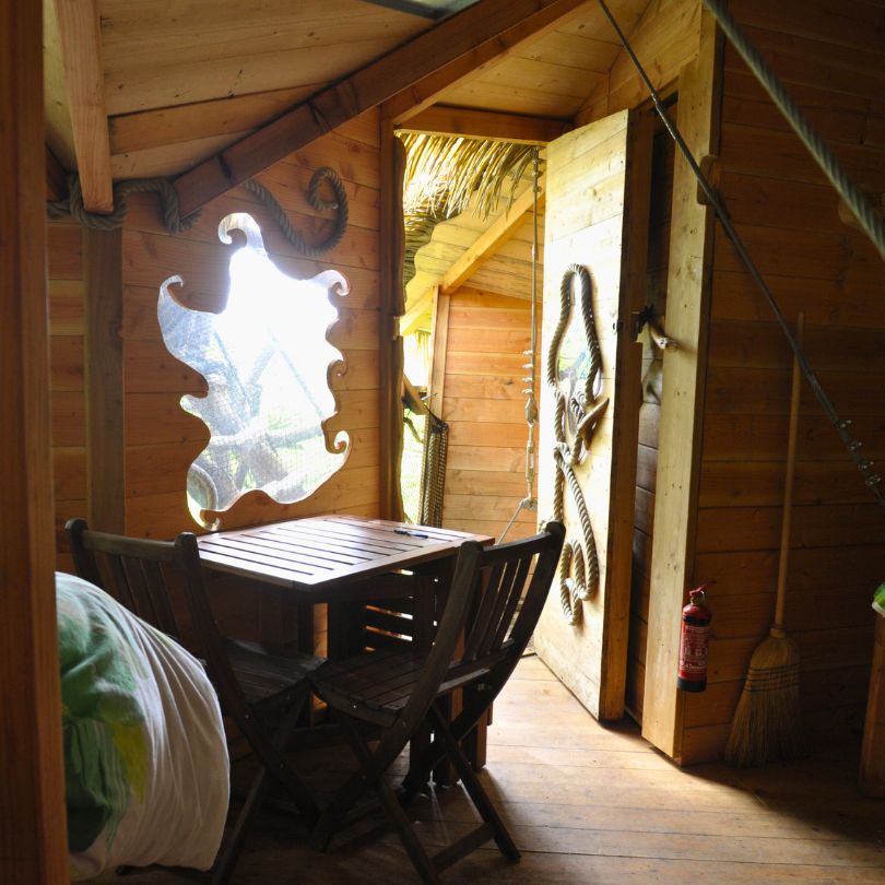 La baron perché2 Cabane en bois avec une vue sur la nature, décorée de motifs marins et lumineuse.