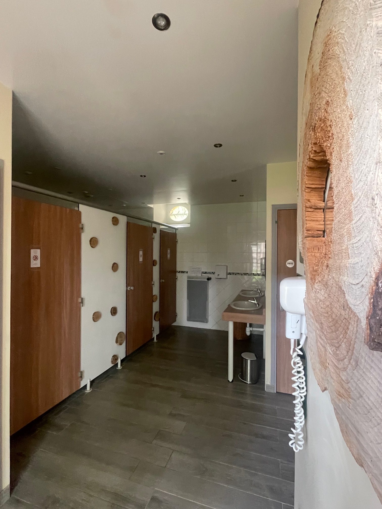 sanitaire 1 Intérieur d'un hébergement insolite avec des cabines en bois et un décor moderne.