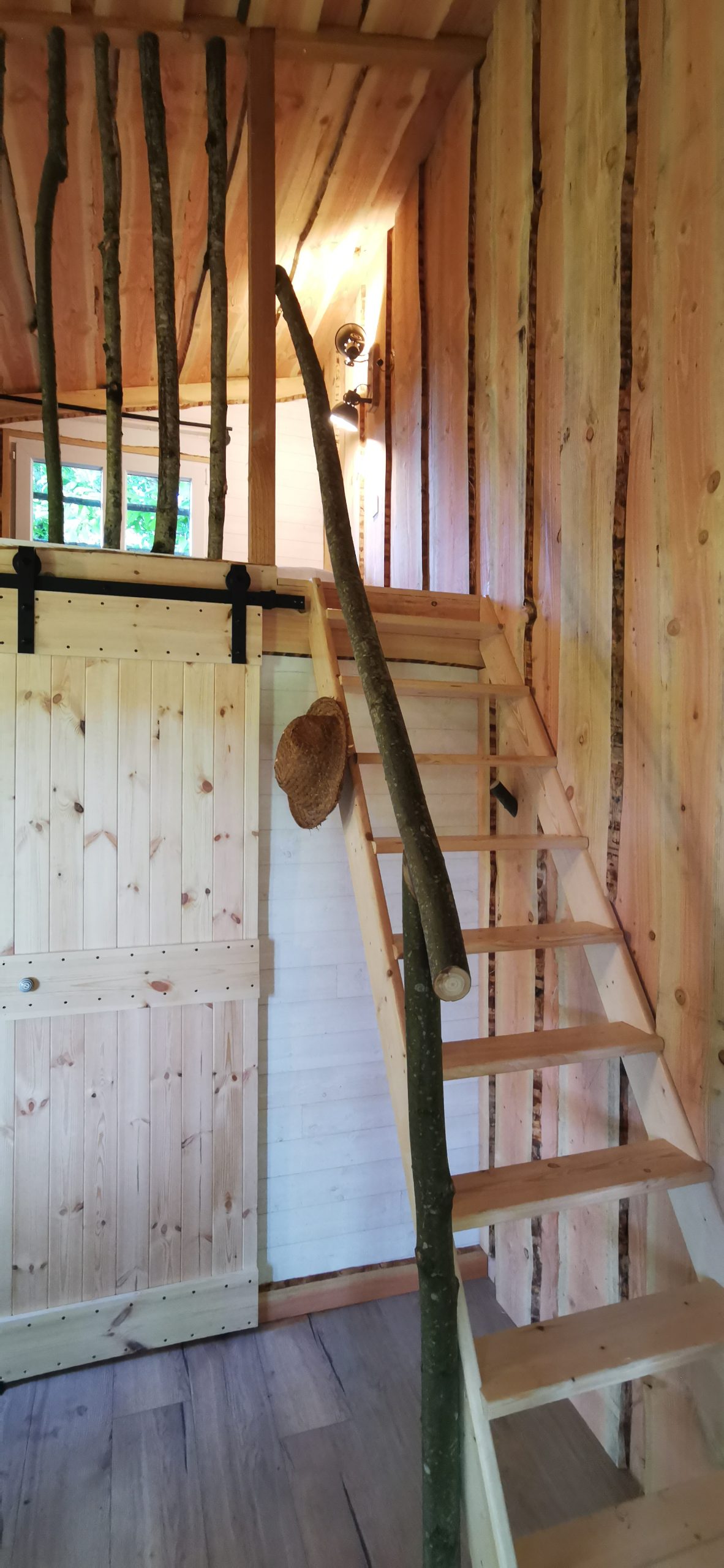 10 Escalier en bois naturel menant à une mezzanine dans une cabane en bois chaleureuse.