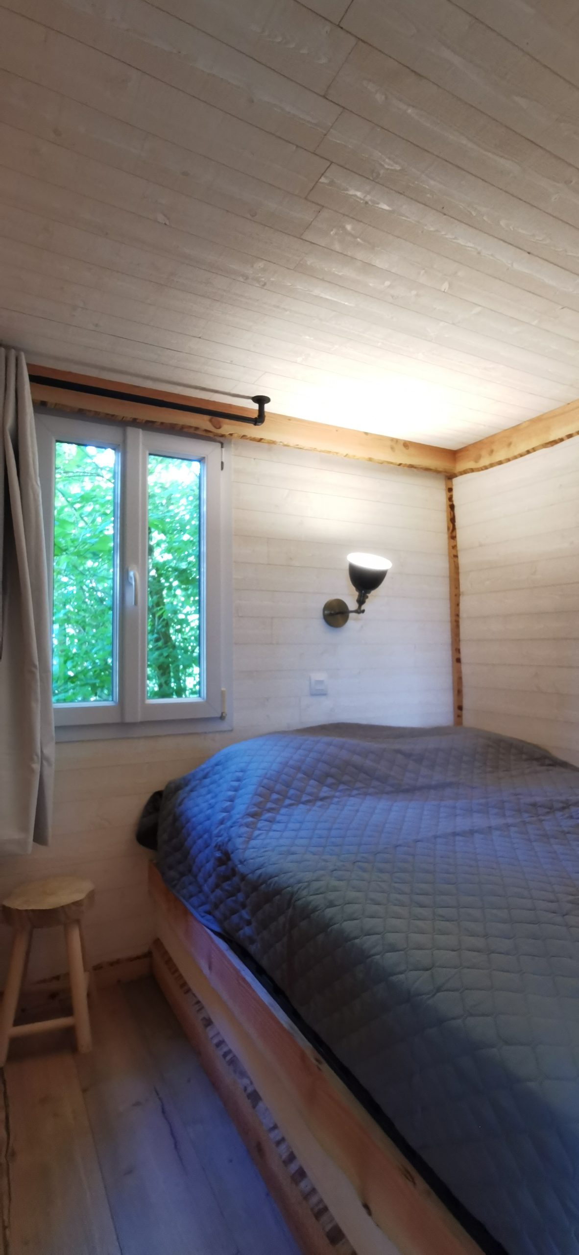 11 Chalet cosy en bois avec lit douillet et vue sur la nature verdoyante.