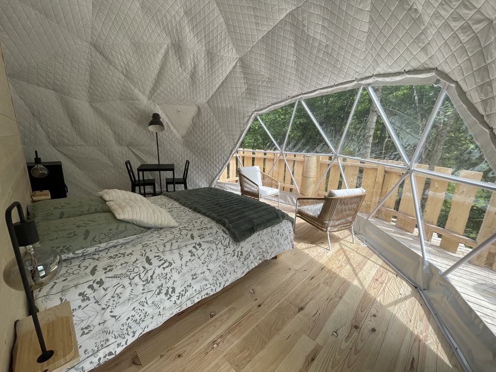 4079b571-5308-4393-a508-72fdef16c322 Dôme géodésique lumineux avec vue sur la nature, lit douillet et coin salon.