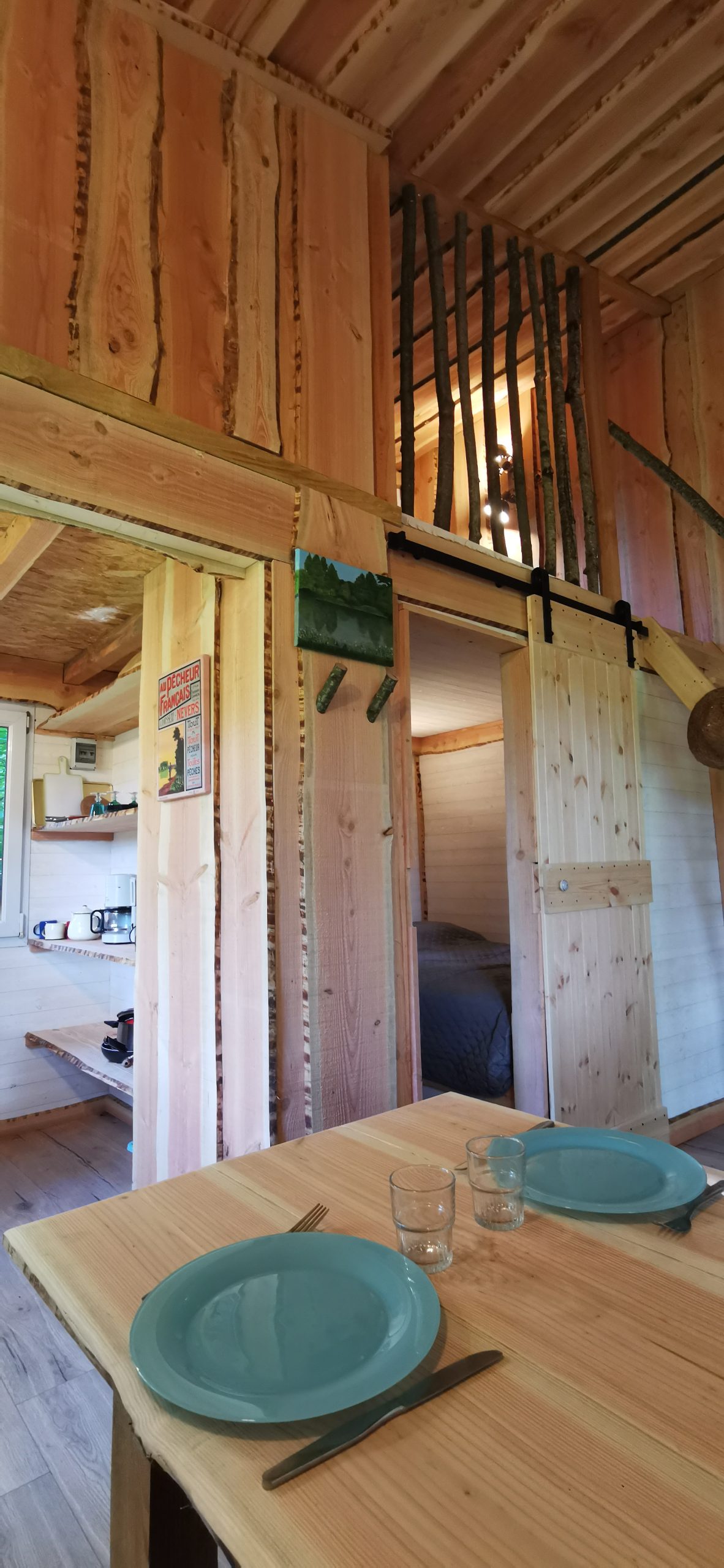 7 Cabane en bois avec une décoration rustique, table prête pour un repas convivial.