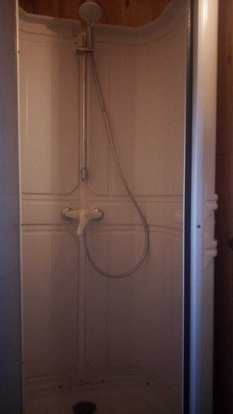 Cabane08 Douche spacieuse dans un hébergement insolite, avec des murs en bois et une ambiance chaleureuse.