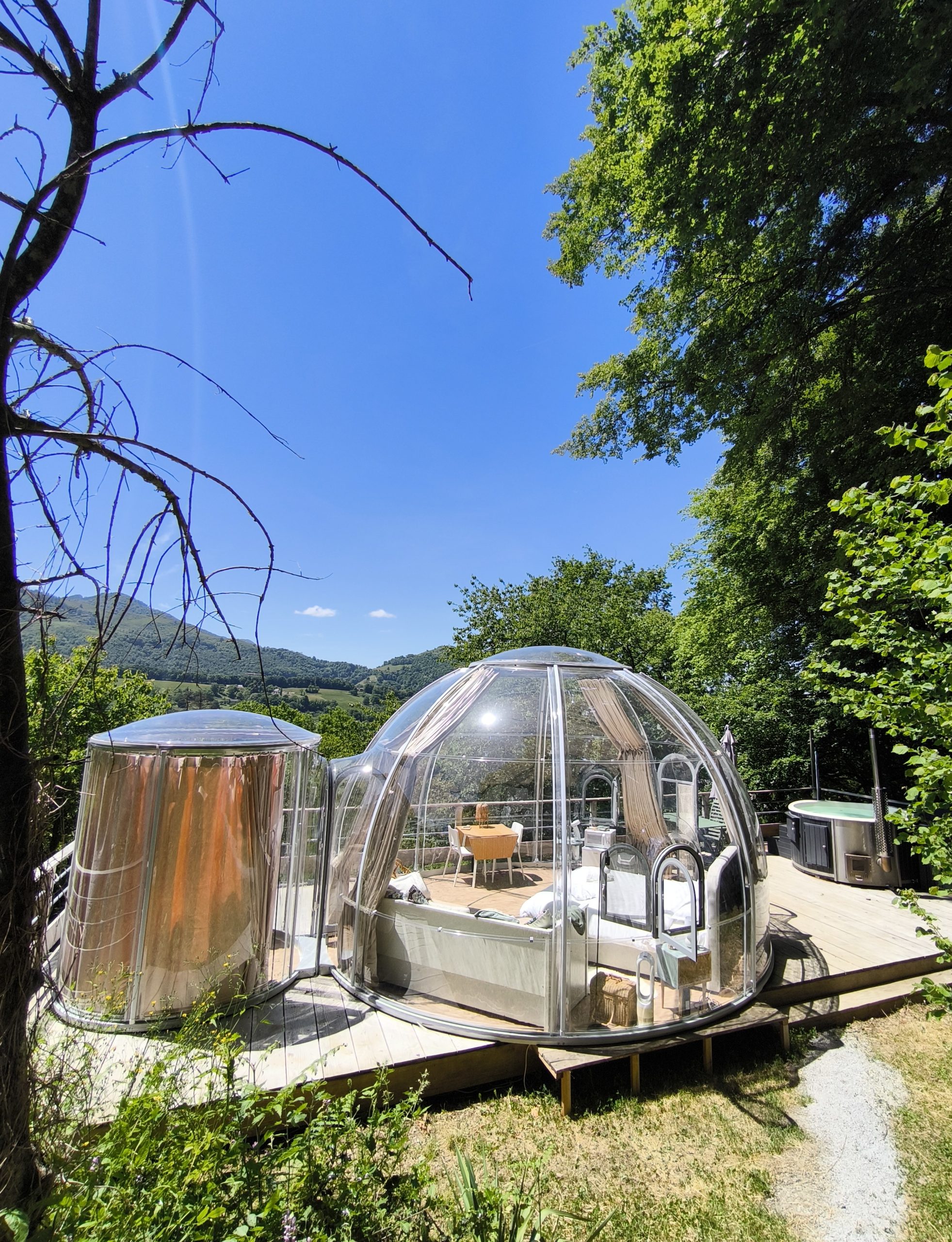 IMG_20250528_144420bis Dôme transparent en pleine nature, offrant une vue imprenable sur les montagnes environnantes.