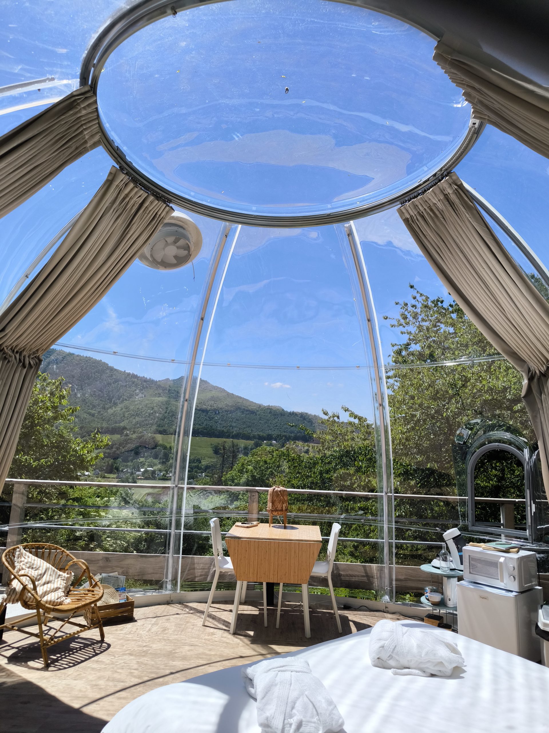 IMG_20250528_145240 Dôme transparent avec vue panoramique sur la nature, mobilier cosy et lumineux.