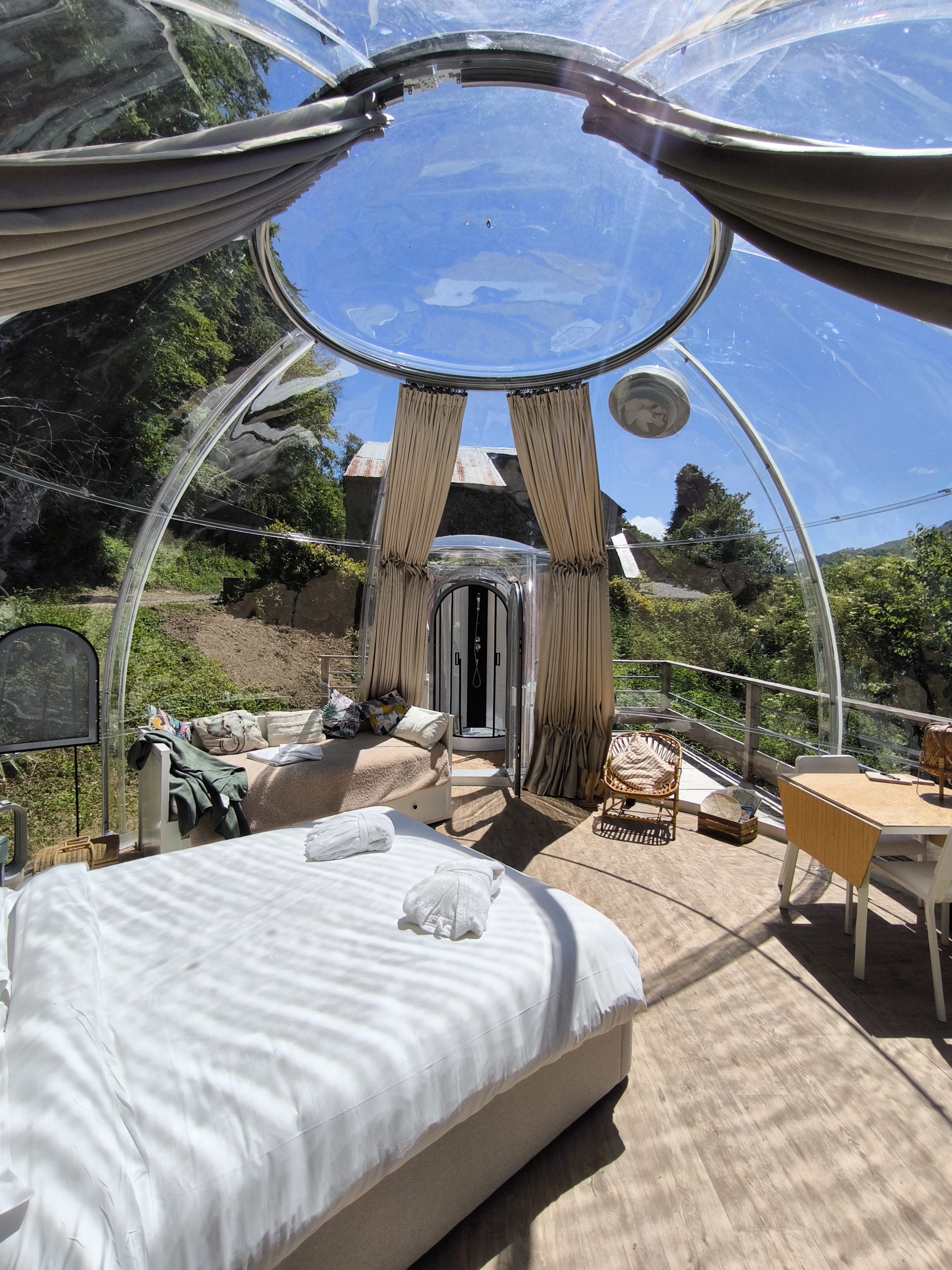 IMG_20250528_145500 Hébergement insolite : bulle transparente avec vue sur la nature, lit confortable et décor moderne.