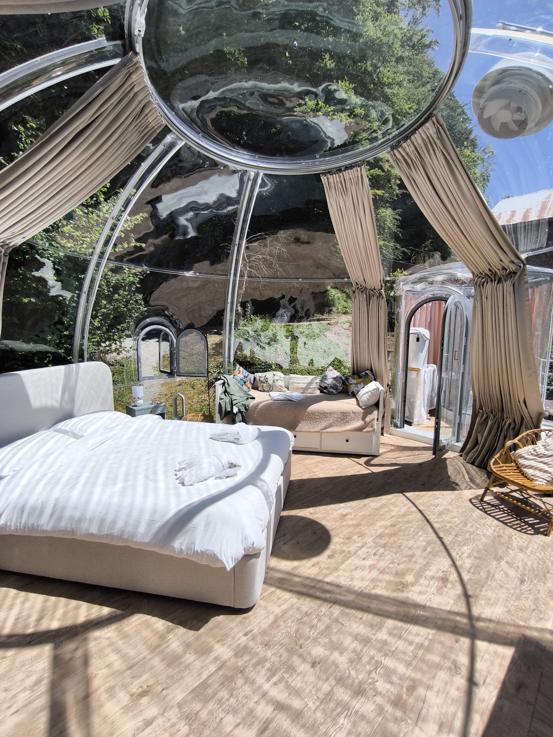 IMG_20250528_145525 Hébergement insolite : bulle transparente avec vue sur la nature, lit confortable et mobilier