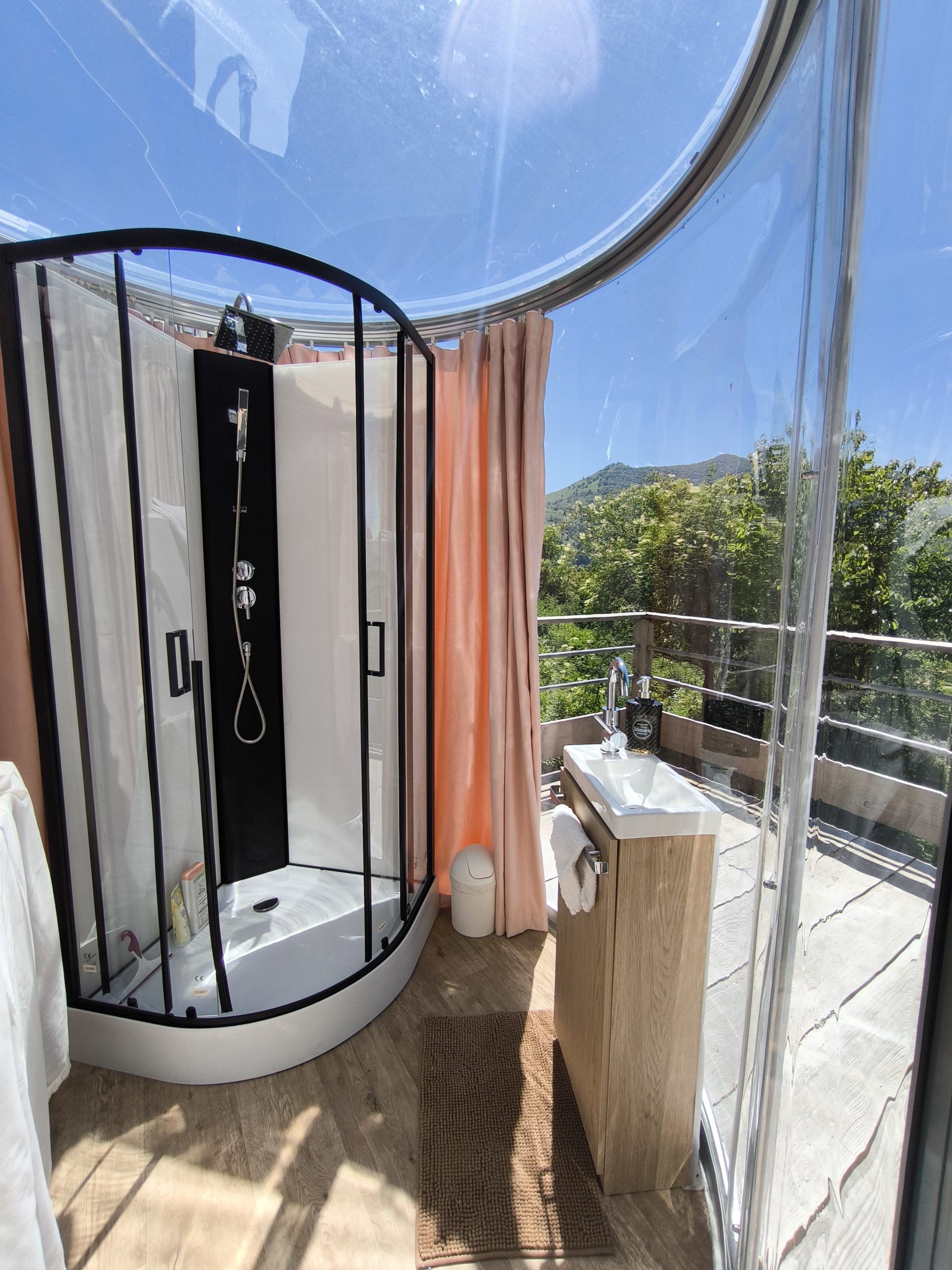 IMG_20250528_145728 Douche moderne dans un hébergement insolite avec vue sur la nature environnante.