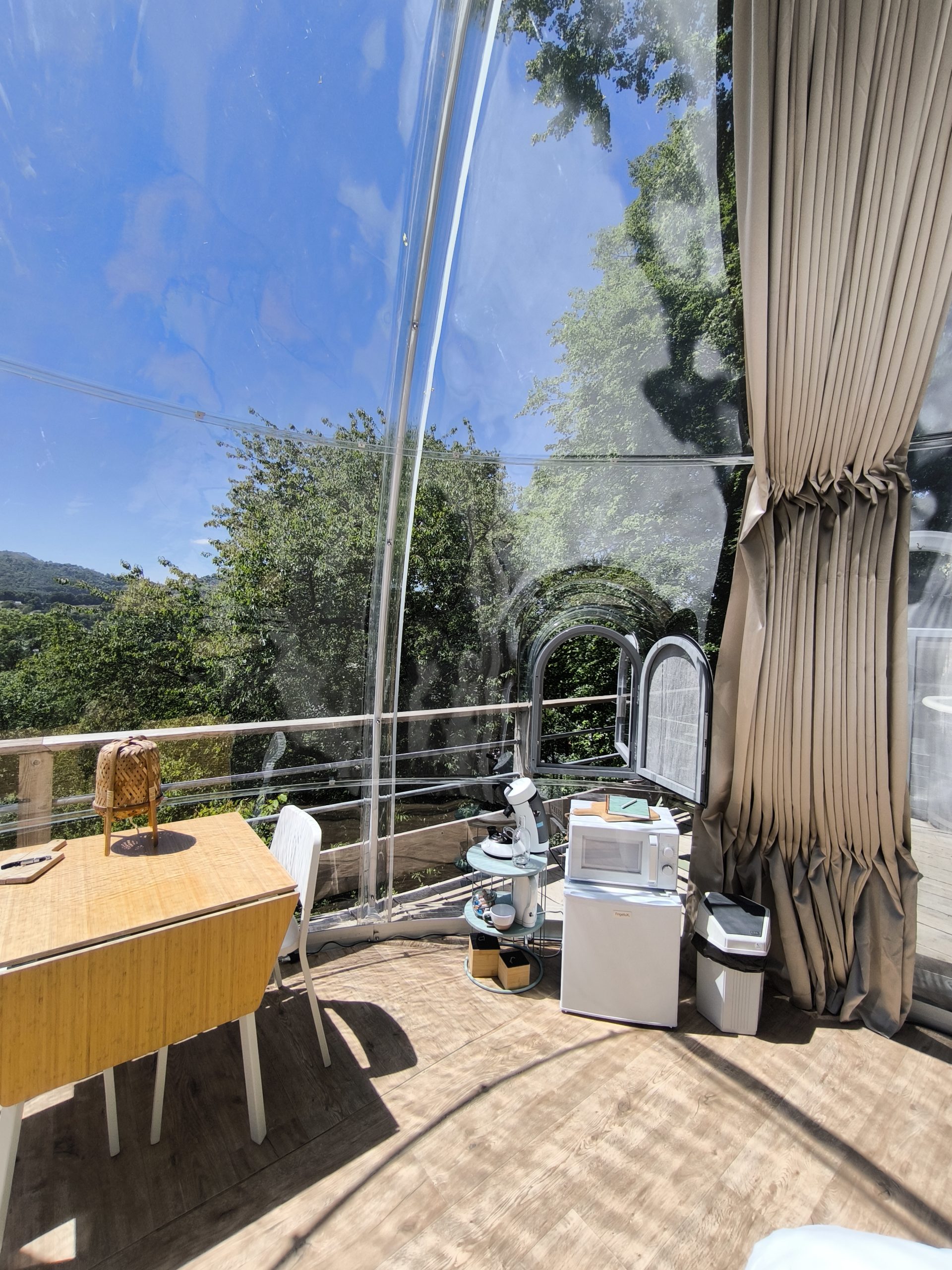 IMG_20250528_145859 Hébergement insolite : bulle transparente avec vue sur la nature, décor moderne et lumineux.