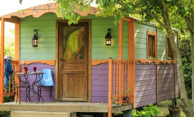Roulotte dans parc avec piscine ambiance colorée et dépaysante proche centre Avignon