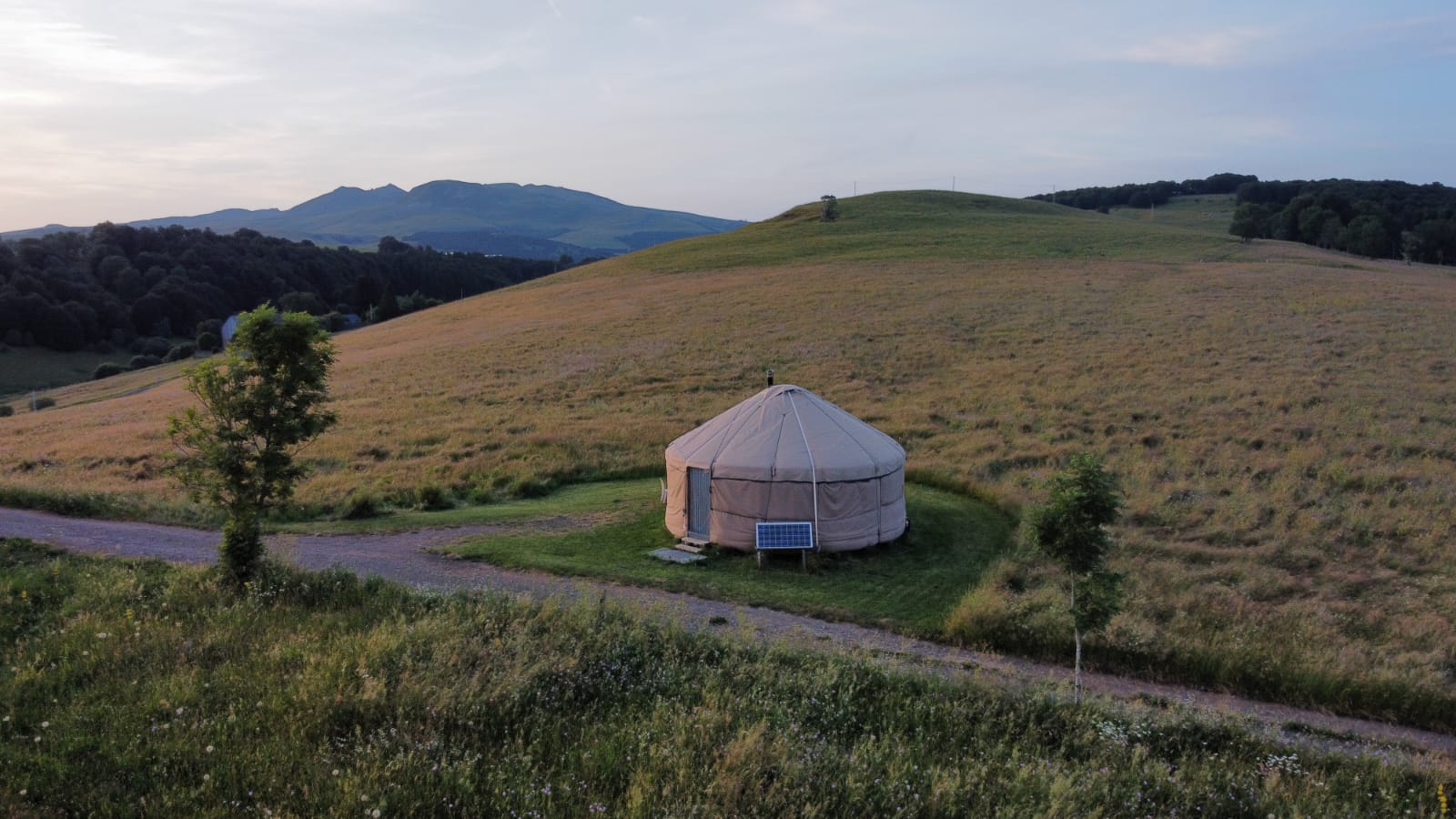 WhatsApp Image 2025-06-30 at 17.35.01 Yourte spacieuse au milieu des collines verdoyantes, offrant une vue panoramique apaisante.