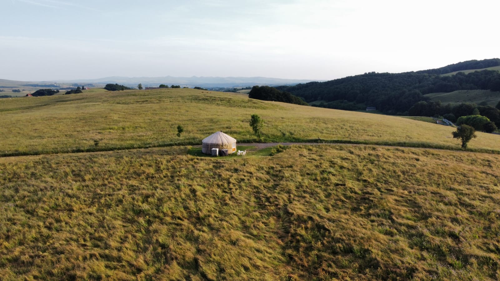 WhatsApp Image 2025-06-30 at 17.35.02 (1) Yourte isolée au milieu des champs verdoyants, offrant une vue panoramique sur les collines.