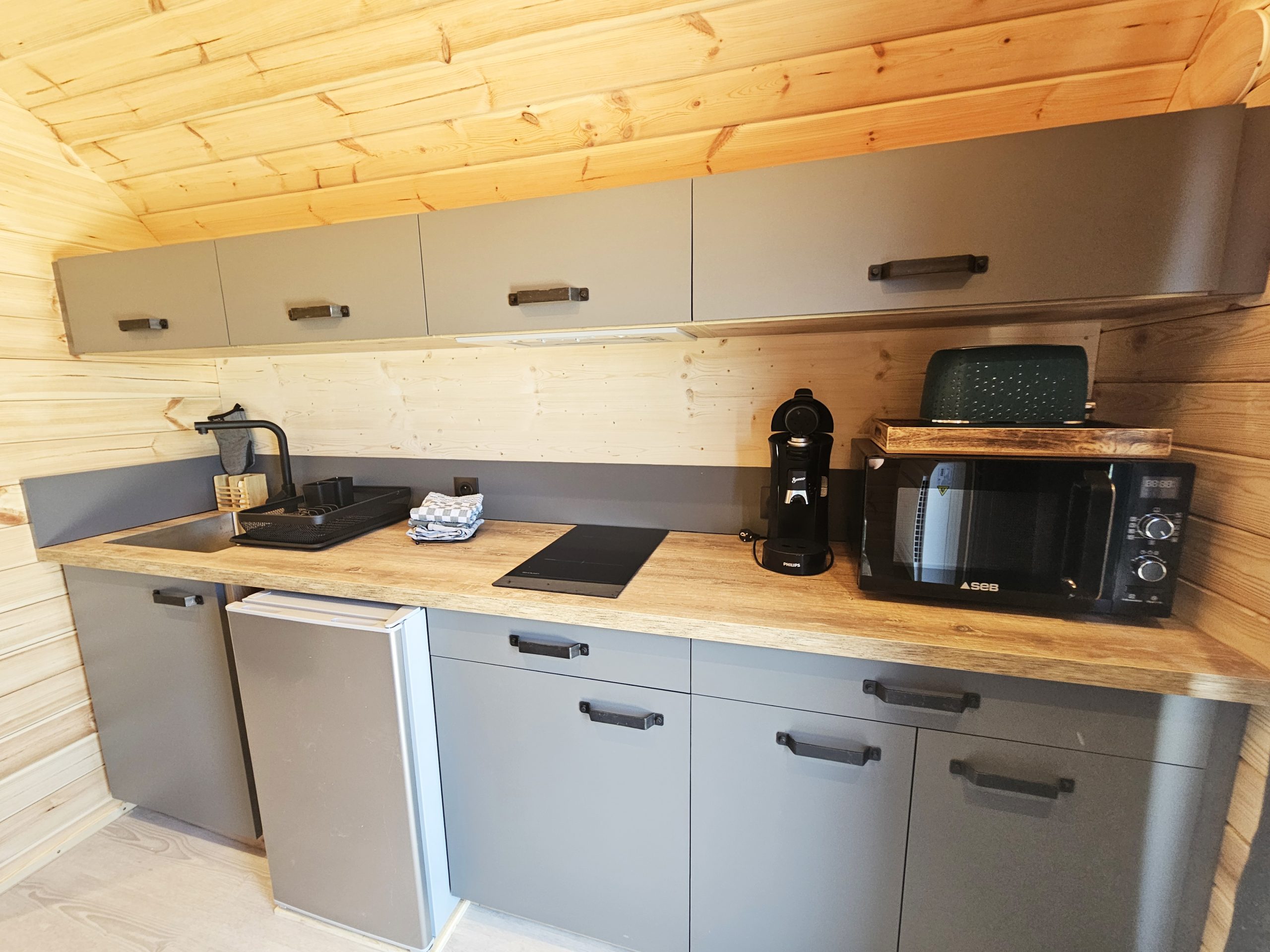 cuisine_palmeraie Cuisine moderne et fonctionnelle dans un hébergement insolite en bois, avec équipements récents.