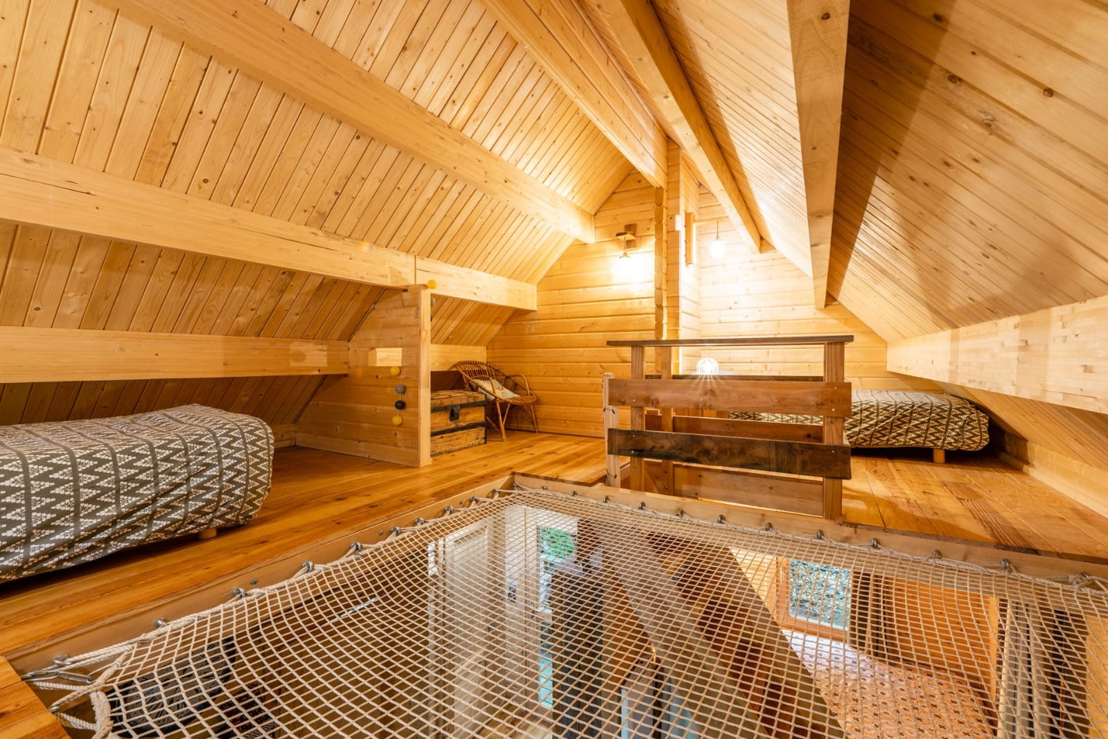 IMG-20250707-WA0016 Chalet en bois avec mezzanine, lits confortables et filet suspendu pour une vue unique.