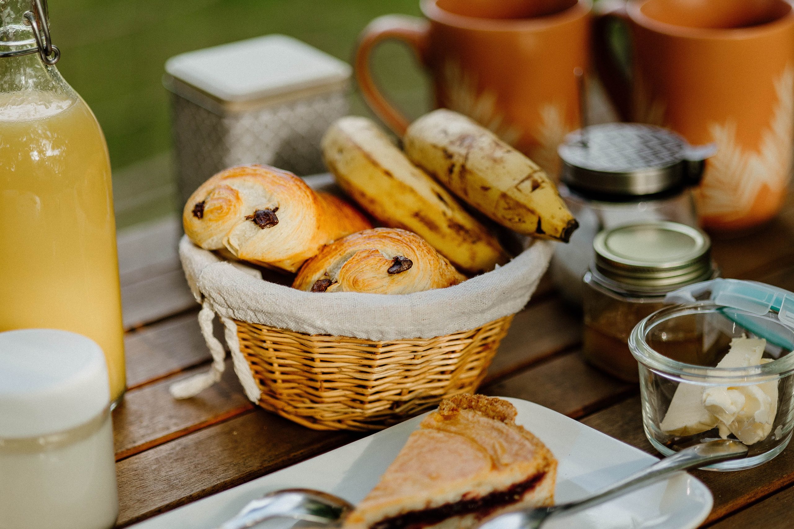 Petit-déjeuner gourmand dans un hébergement insolite, avec viennoiseries et boissons chaudes.